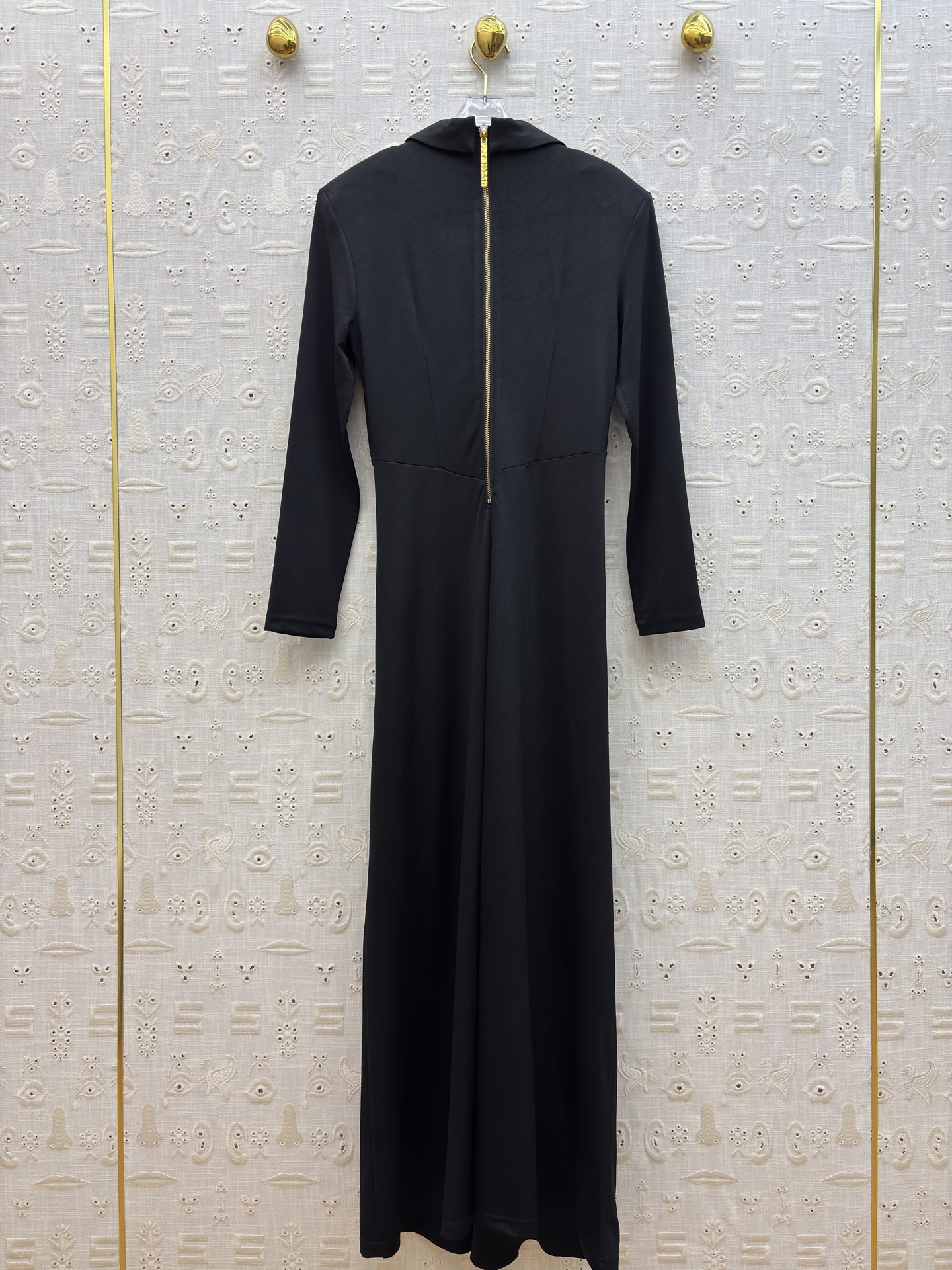 Sch 26新款 别扣胸针翻领连衣裙 西装领设计干练优雅 腰部扭结与开叉裙摆增添灵动感 金属饰扣点睛精致