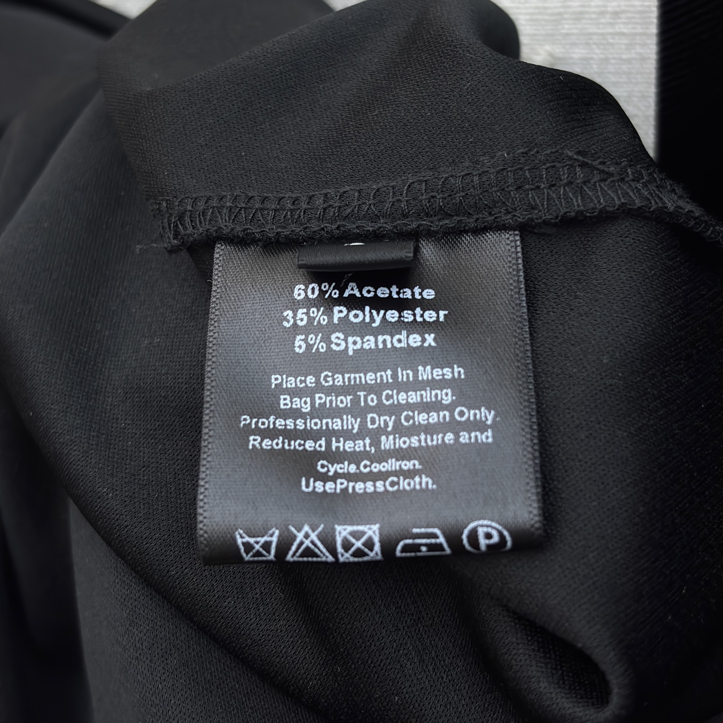 Sch 26新款 别扣胸针翻领连衣裙 西装领设计干练优雅 腰部扭结与开叉裙摆增添灵动感 金属饰扣点睛精致