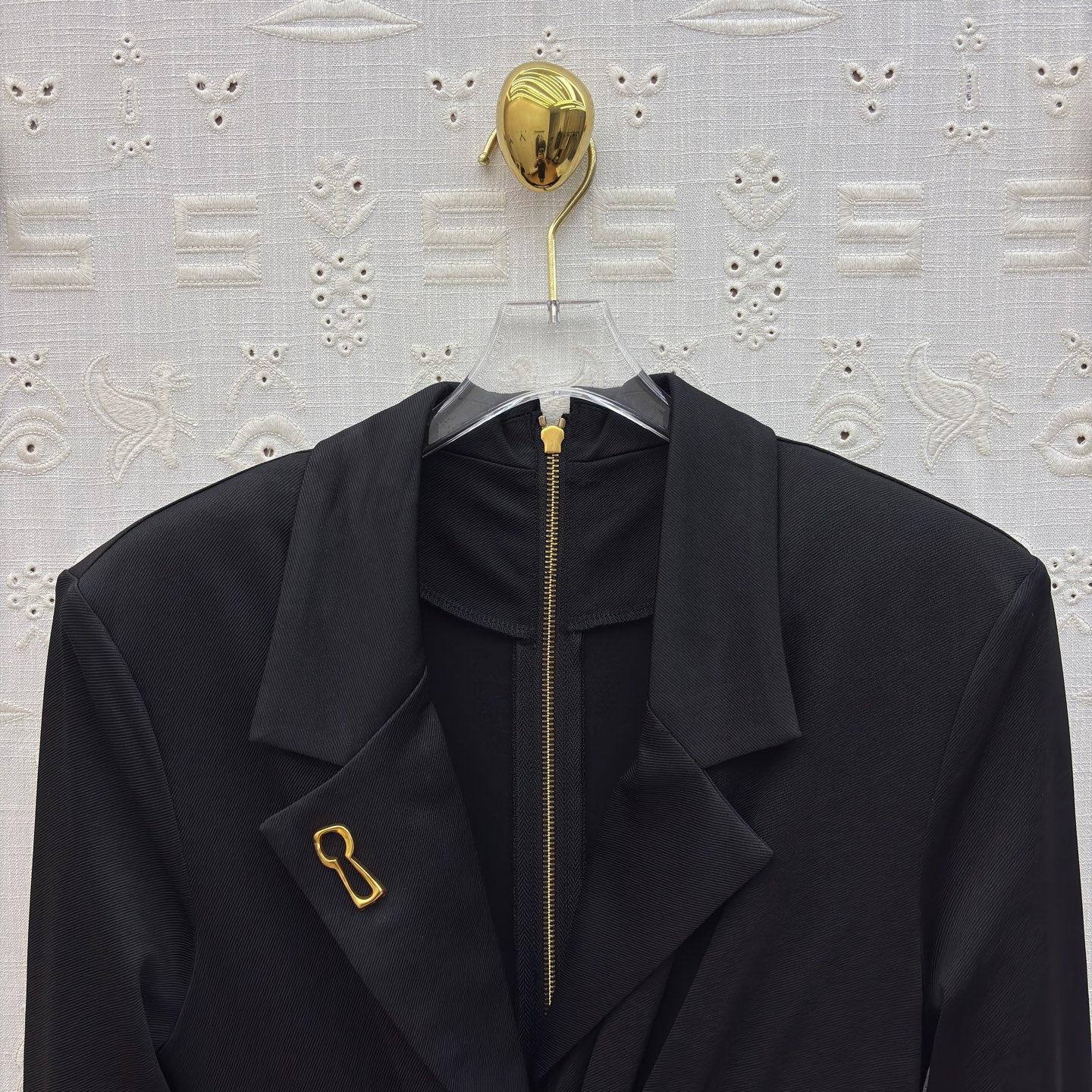 Sch 26新款 别扣胸针翻领连衣裙 西装领设计干练优雅 腰部扭结与开叉裙摆增添灵动感 金属饰扣点睛精致