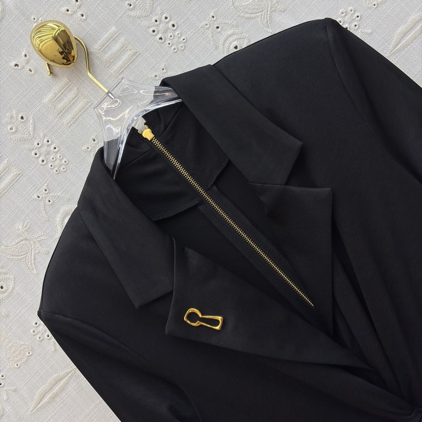 Sch 26新款 别扣胸针翻领连衣裙 西装领设计干练优雅 腰部扭结与开叉裙摆增添灵动感 金属饰扣点睛精致