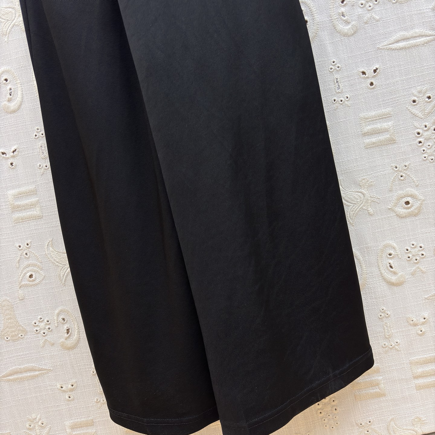 Sch 26新款 别扣胸针翻领连衣裙 西装领设计干练优雅 腰部扭结与开叉裙摆增添灵动感 金属饰扣点睛精致