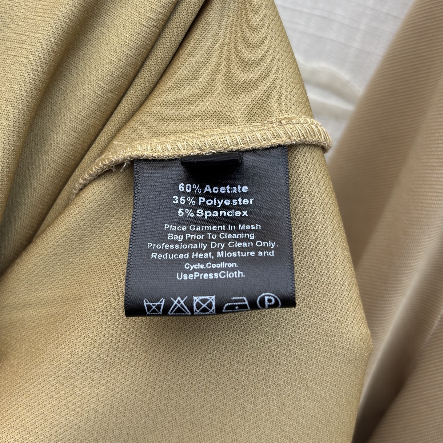 Sch 26新款 别扣胸针翻领连衣裙 西装领设计干练优雅 腰部扭结与开叉裙摆增添灵动感 金属饰扣点睛精致