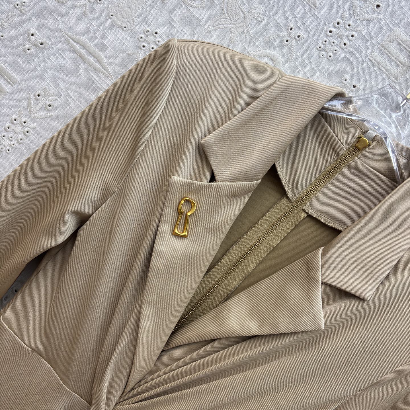 Sch 26新款 别扣胸针翻领连衣裙 西装领设计干练优雅 腰部扭结与开叉裙摆增添灵动感 金属饰扣点睛精致