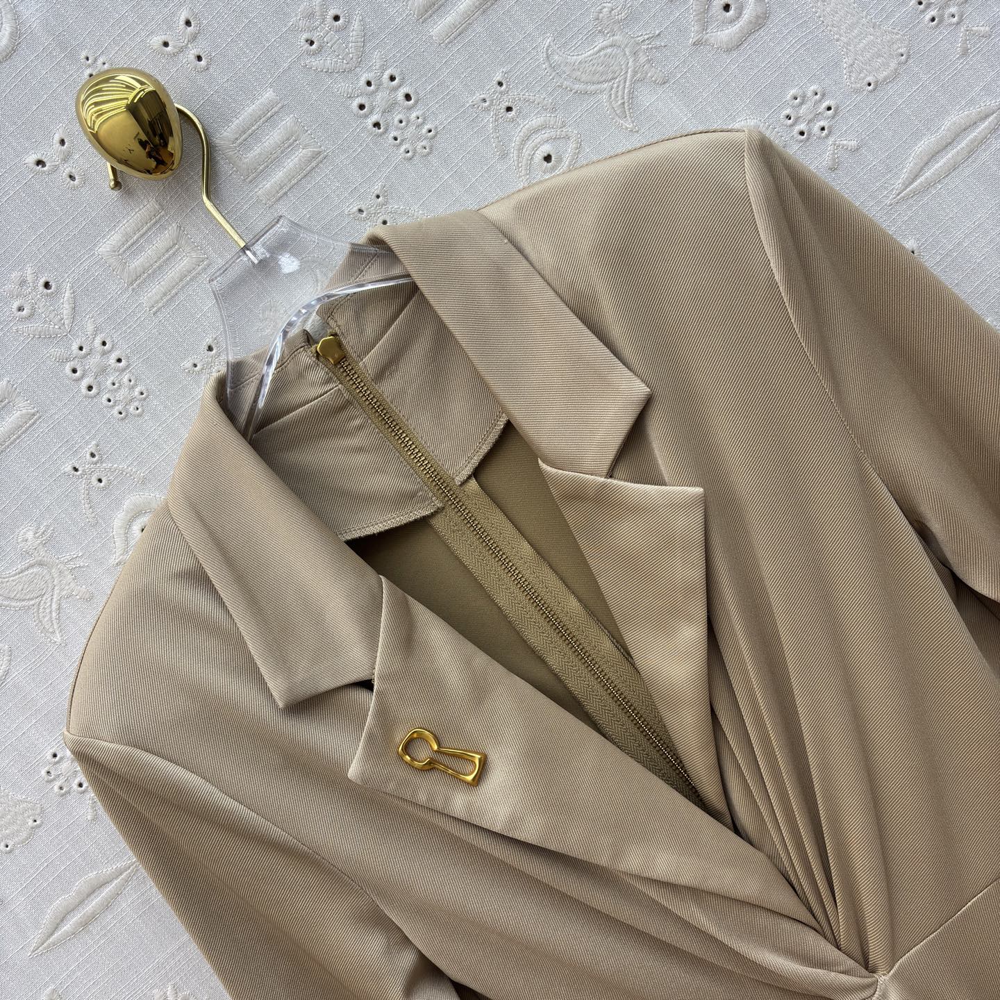 Sch 26新款 别扣胸针翻领连衣裙 西装领设计干练优雅 腰部扭结与开叉裙摆增添灵动感 金属饰扣点睛精致