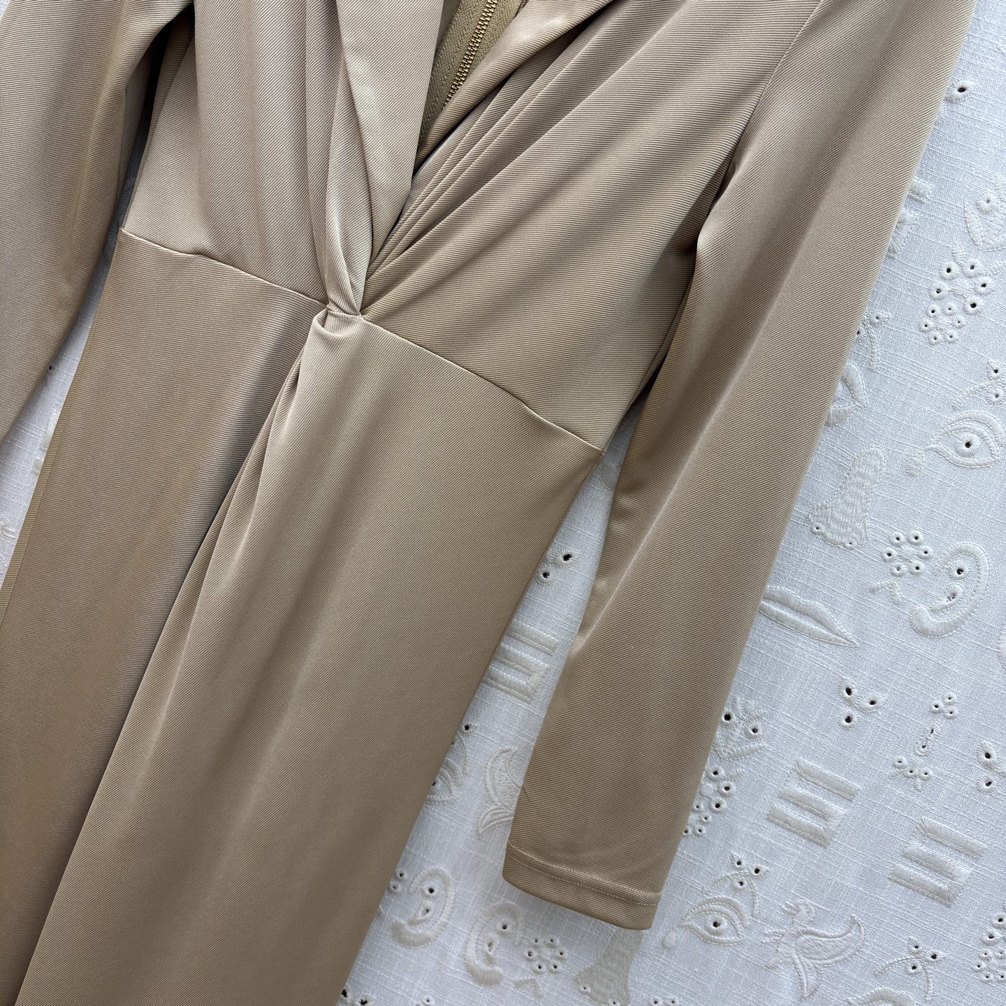 Sch 26新款 别扣胸针翻领连衣裙 西装领设计干练优雅 腰部扭结与开叉裙摆增添灵动感 金属饰扣点睛精致