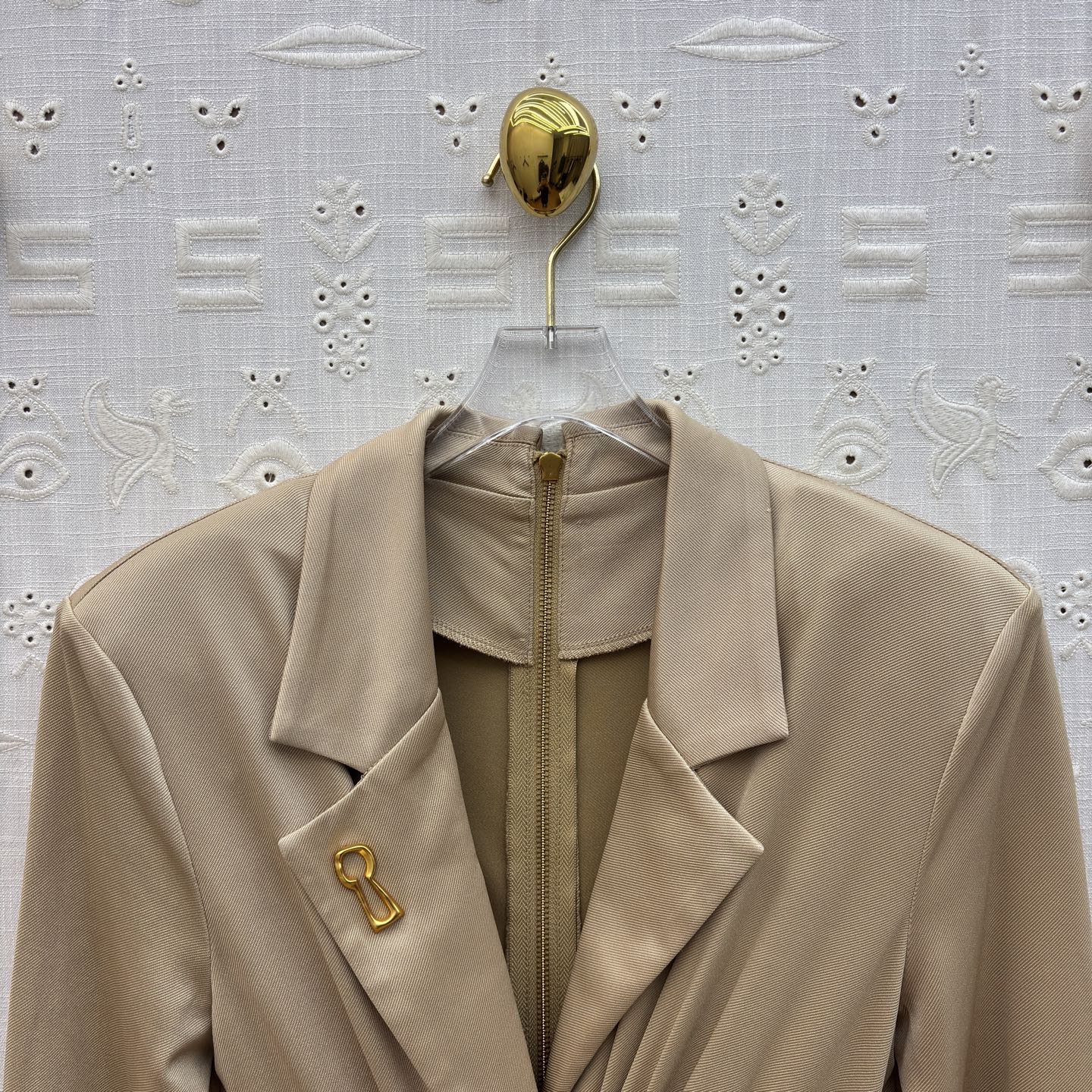 Sch 26新款 别扣胸针翻领连衣裙 西装领设计干练优雅 腰部扭结与开叉裙摆增添灵动感 金属饰扣点睛精致