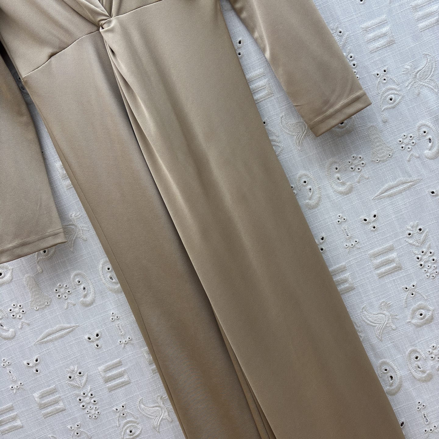 Sch 26新款 别扣胸针翻领连衣裙 西装领设计干练优雅 腰部扭结与开叉裙摆增添灵动感 金属饰扣点睛精致