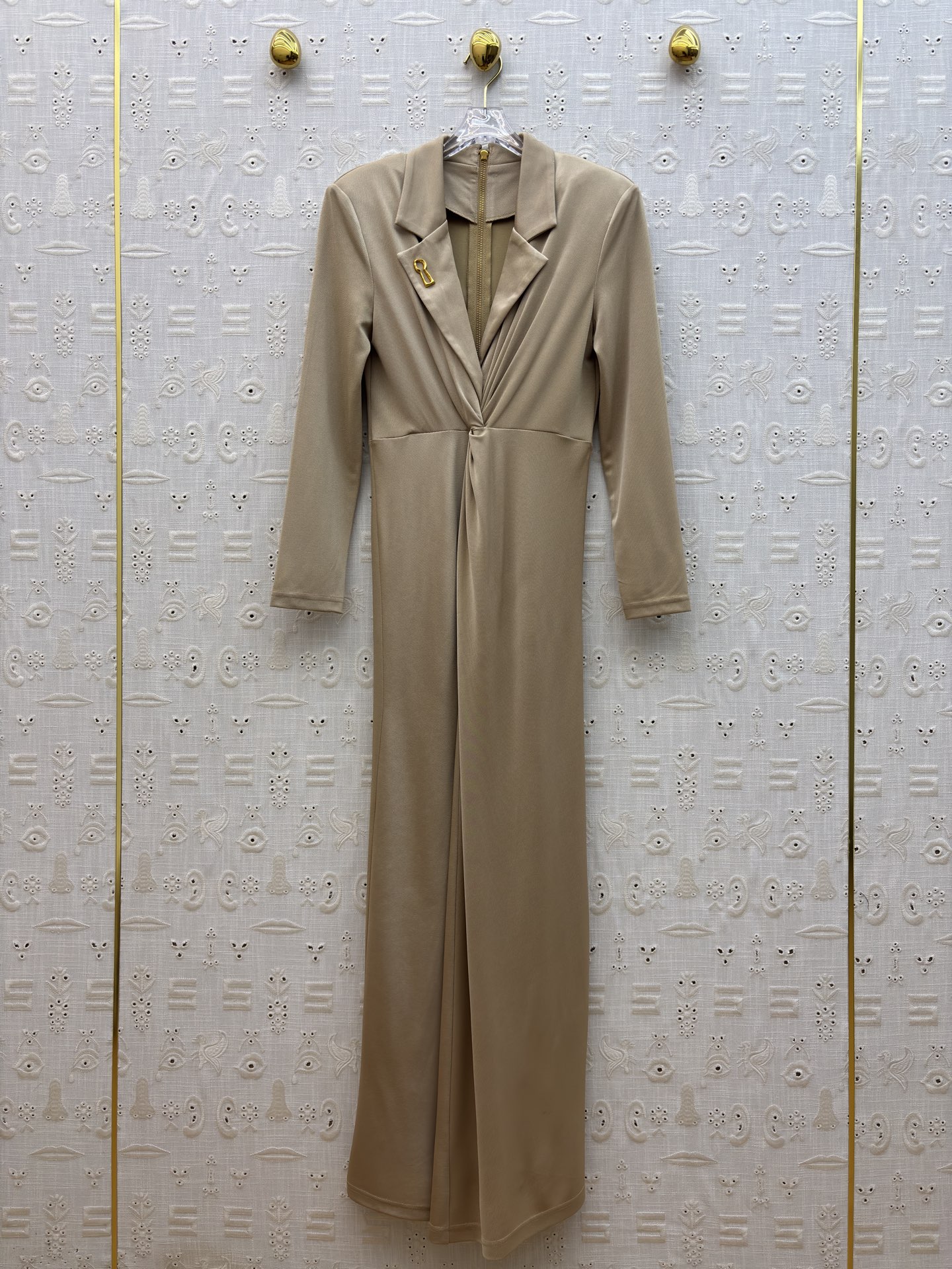 Sch 26新款 别扣胸针翻领连衣裙 西装领设计干练优雅 腰部扭结与开叉裙摆增添灵动感 金属饰扣点睛精致