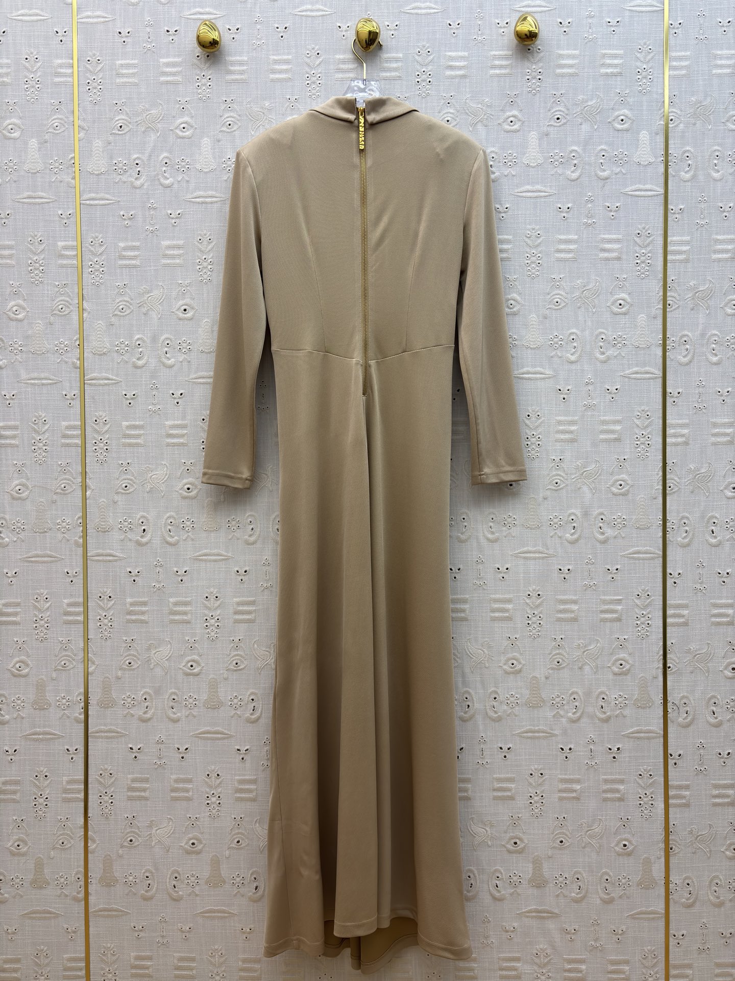 Sch 26新款 别扣胸针翻领连衣裙 西装领设计干练优雅 腰部扭结与开叉裙摆增添灵动感 金属饰扣点睛精致