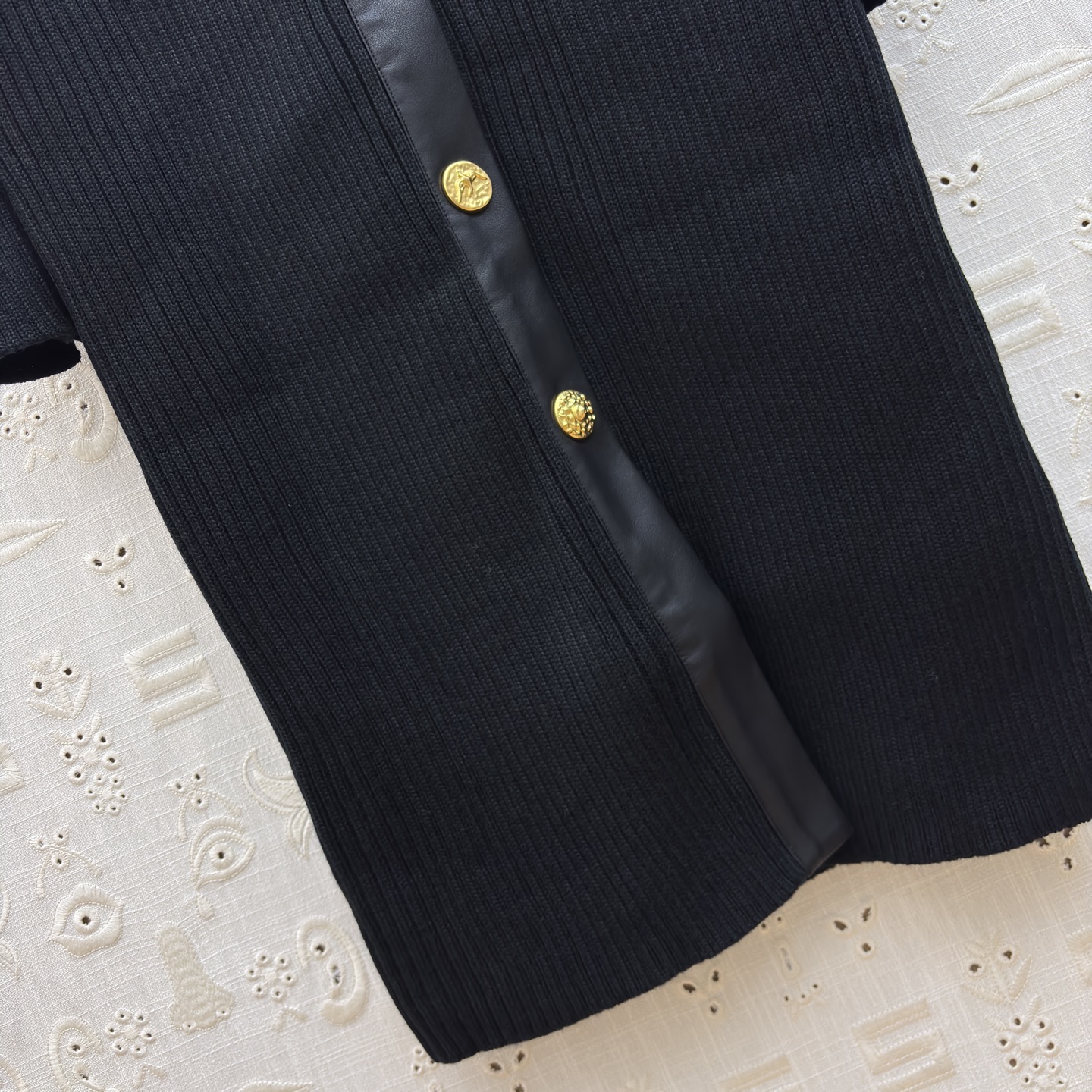 Sch 25新款 皮革拼接翻领排扣针织连衣裙 针织碰撞皮革拼接 金色纽扣如点睛之笔 修身剪裁勾勒曲线 复