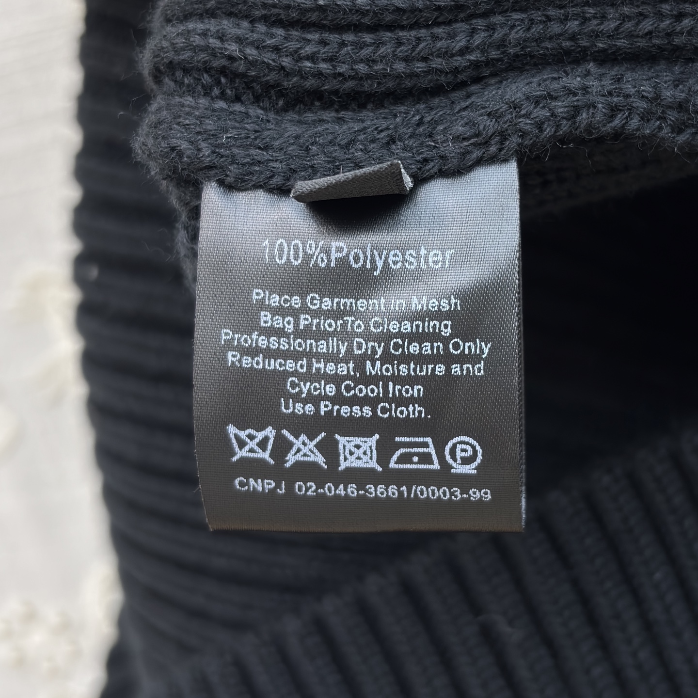 Sch 25新款 皮革拼接翻领排扣针织连衣裙 针织碰撞皮革拼接 金色纽扣如点睛之笔 修身剪裁勾勒曲线 复