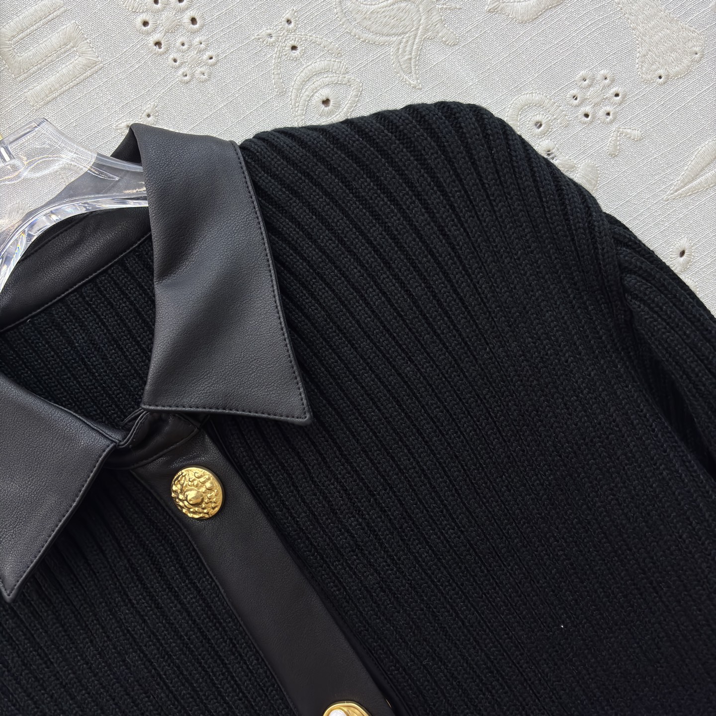 Sch 25新款 皮革拼接翻领排扣针织连衣裙 针织碰撞皮革拼接 金色纽扣如点睛之笔 修身剪裁勾勒曲线 复