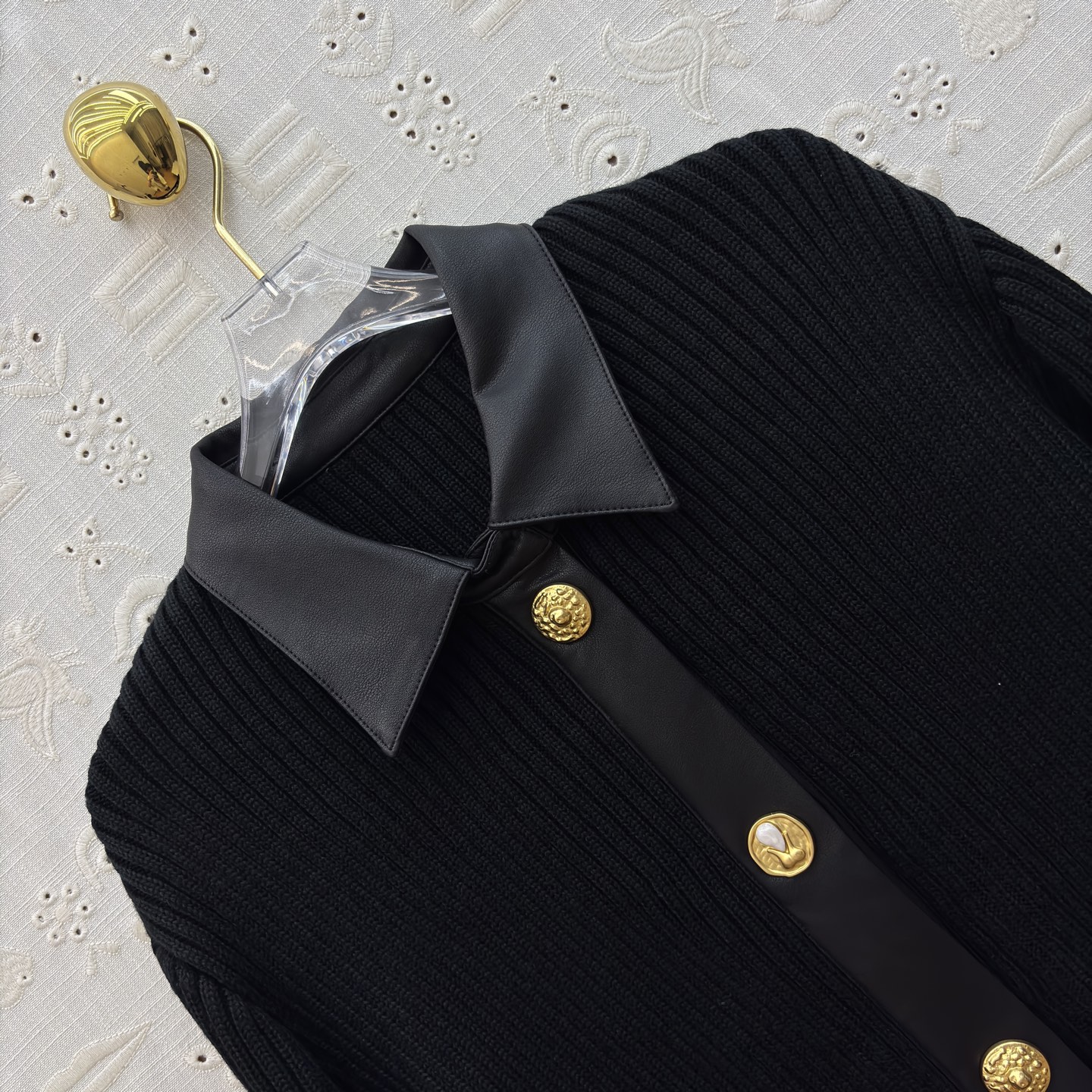 Sch 25新款 皮革拼接翻领排扣针织连衣裙 针织碰撞皮革拼接 金色纽扣如点睛之笔 修身剪裁勾勒曲线 复