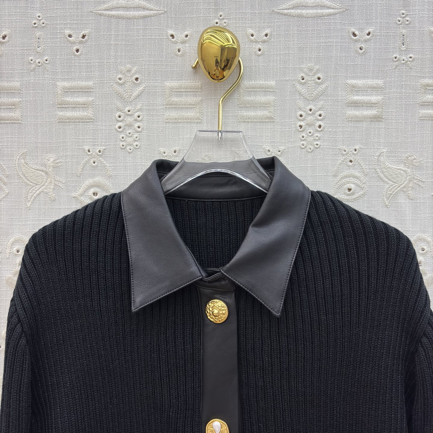 Sch 25新款 皮革拼接翻领排扣针织连衣裙 针织碰撞皮革拼接 金色纽扣如点睛之笔 修身剪裁勾勒曲线 复