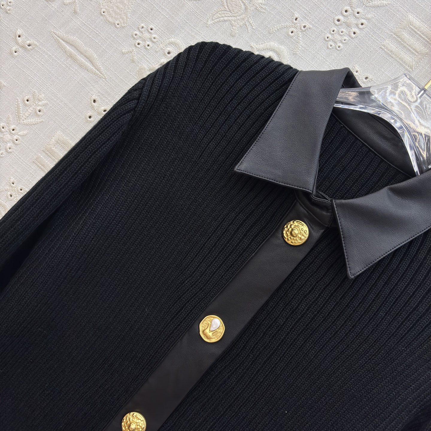 Sch 25新款 皮革拼接翻领排扣针织连衣裙 针织碰撞皮革拼接 金色纽扣如点睛之笔 修身剪裁勾勒曲线 复