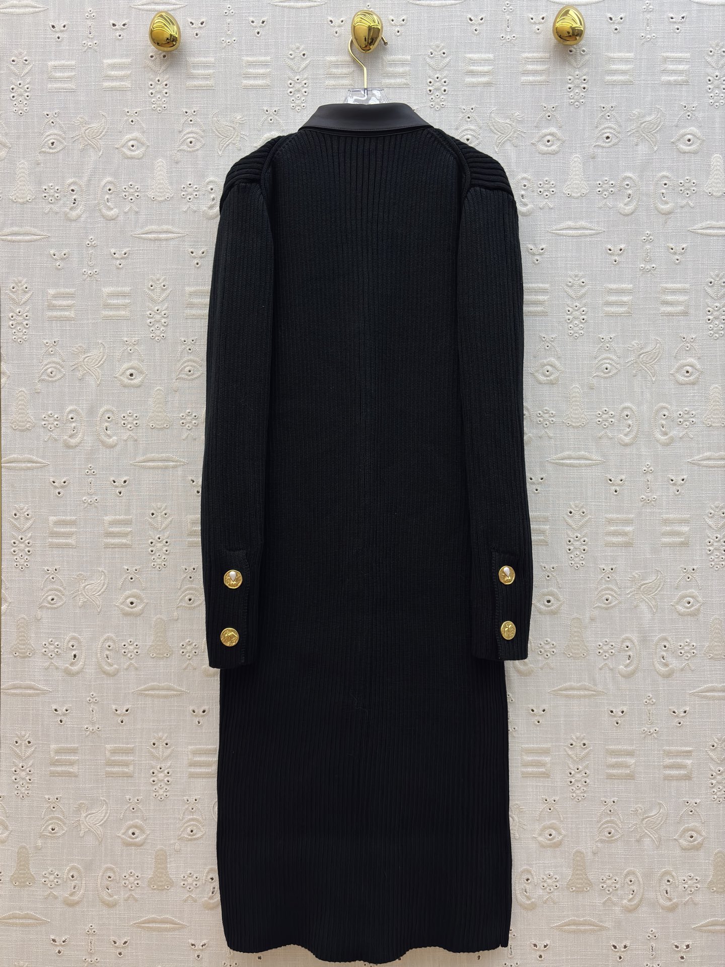 Sch 25新款 皮革拼接翻领排扣针织连衣裙 针织碰撞皮革拼接 金色纽扣如点睛之笔 修身剪裁勾勒曲线 复