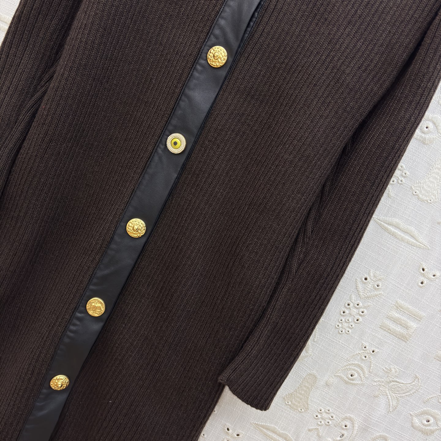 Sch 25新款 皮革拼接翻领排扣针织连衣裙 针织碰撞皮革拼接 金色纽扣如点睛之笔 修身剪裁勾勒曲线 复