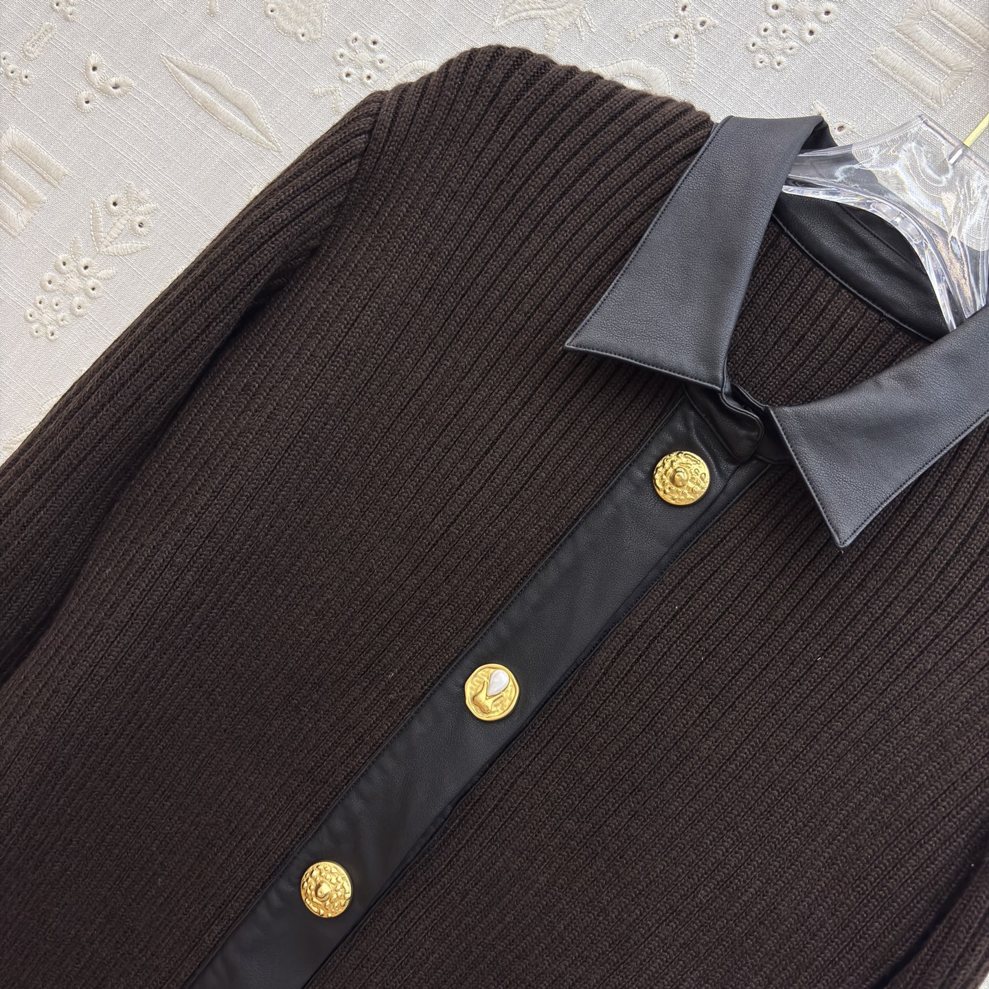 Sch 25新款 皮革拼接翻领排扣针织连衣裙 针织碰撞皮革拼接 金色纽扣如点睛之笔 修身剪裁勾勒曲线 复