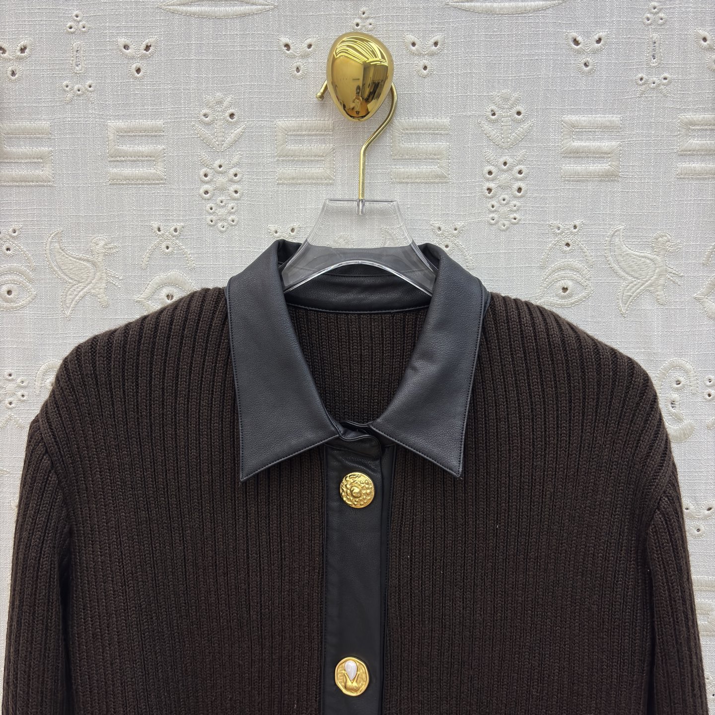 Sch 25新款 皮革拼接翻领排扣针织连衣裙 针织碰撞皮革拼接 金色纽扣如点睛之笔 修身剪裁勾勒曲线 复