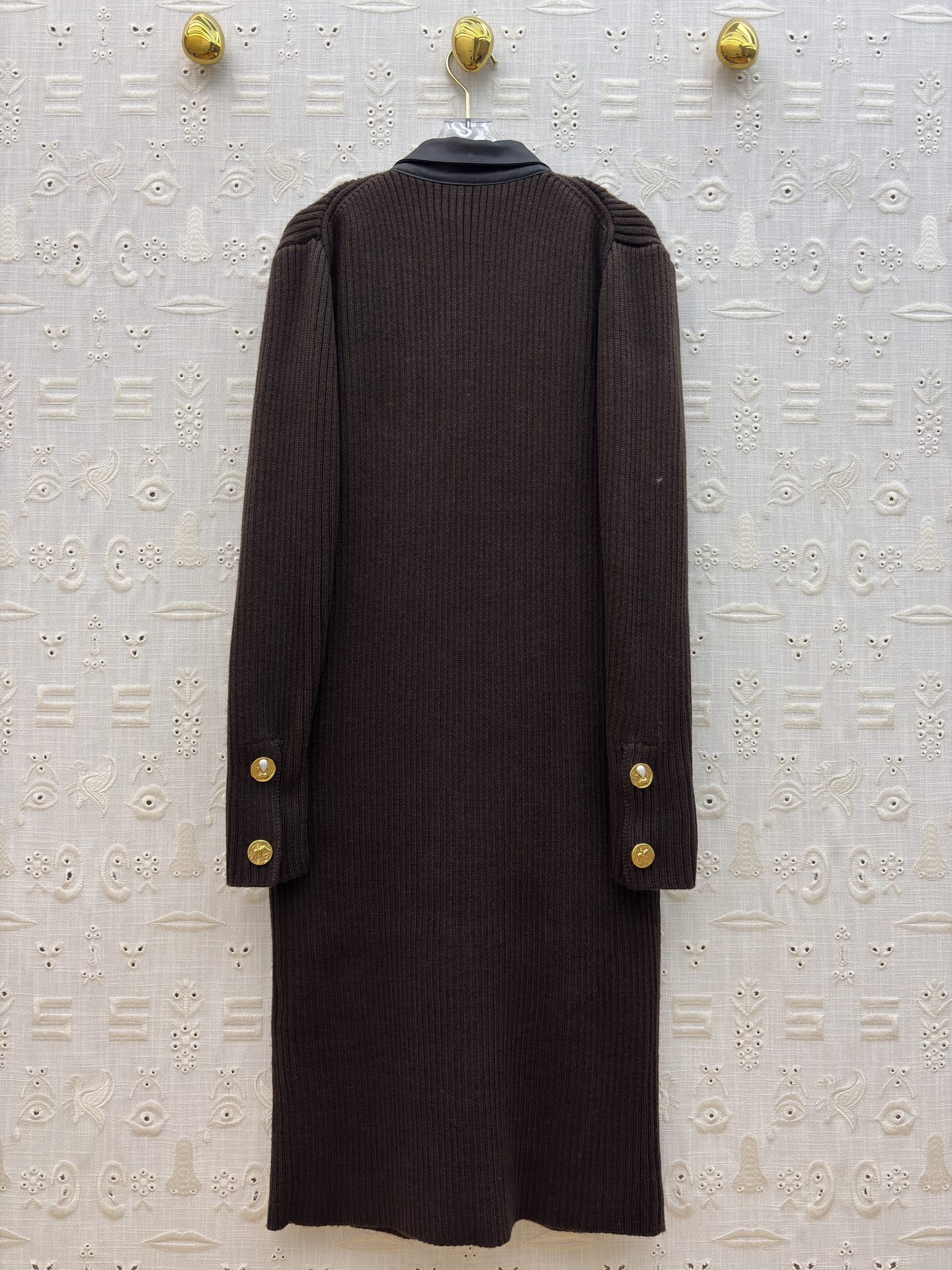 Sch 25新款 皮革拼接翻领排扣针织连衣裙 针织碰撞皮革拼接 金色纽扣如点睛之笔 修身剪裁勾勒曲线 复