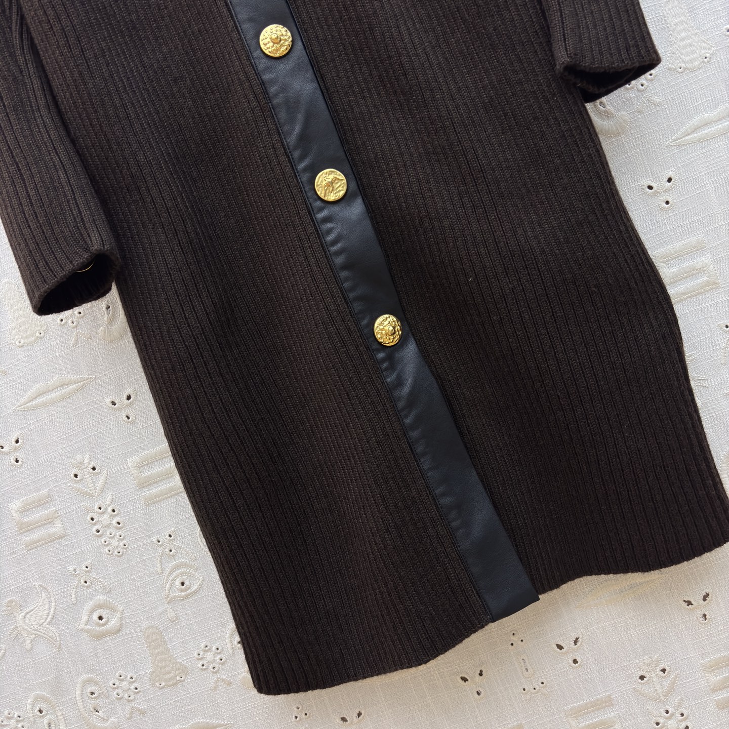 Sch 25新款 皮革拼接翻领排扣针织连衣裙 针织碰撞皮革拼接 金色纽扣如点睛之笔 修身剪裁勾勒曲线 复