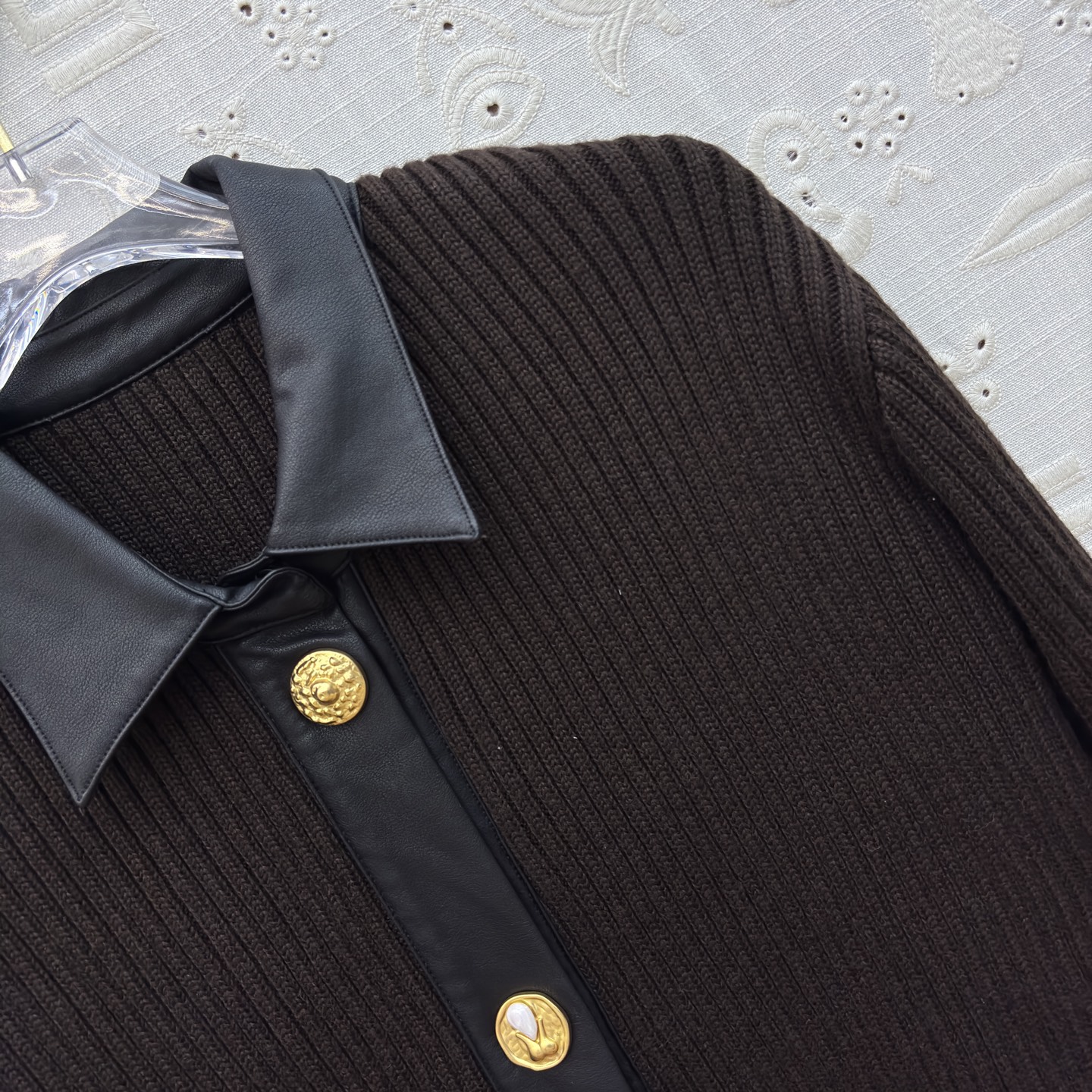 Sch 25新款 皮革拼接翻领排扣针织连衣裙 针织碰撞皮革拼接 金色纽扣如点睛之笔 修身剪裁勾勒曲线 复