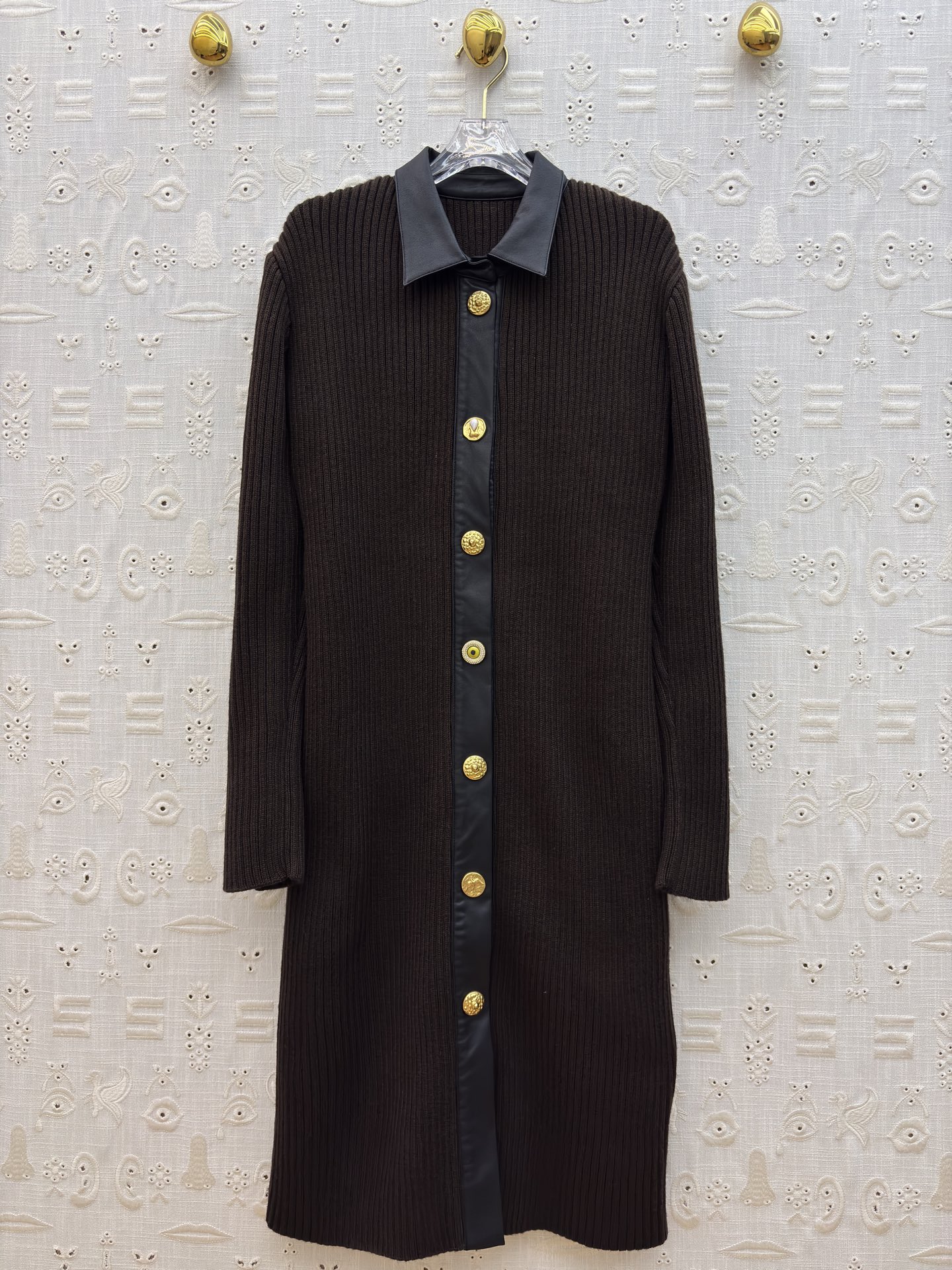 Sch 25新款 皮革拼接翻领排扣针织连衣裙 针织碰撞皮革拼接 金色纽扣如点睛之笔 修身剪裁勾勒曲线 复