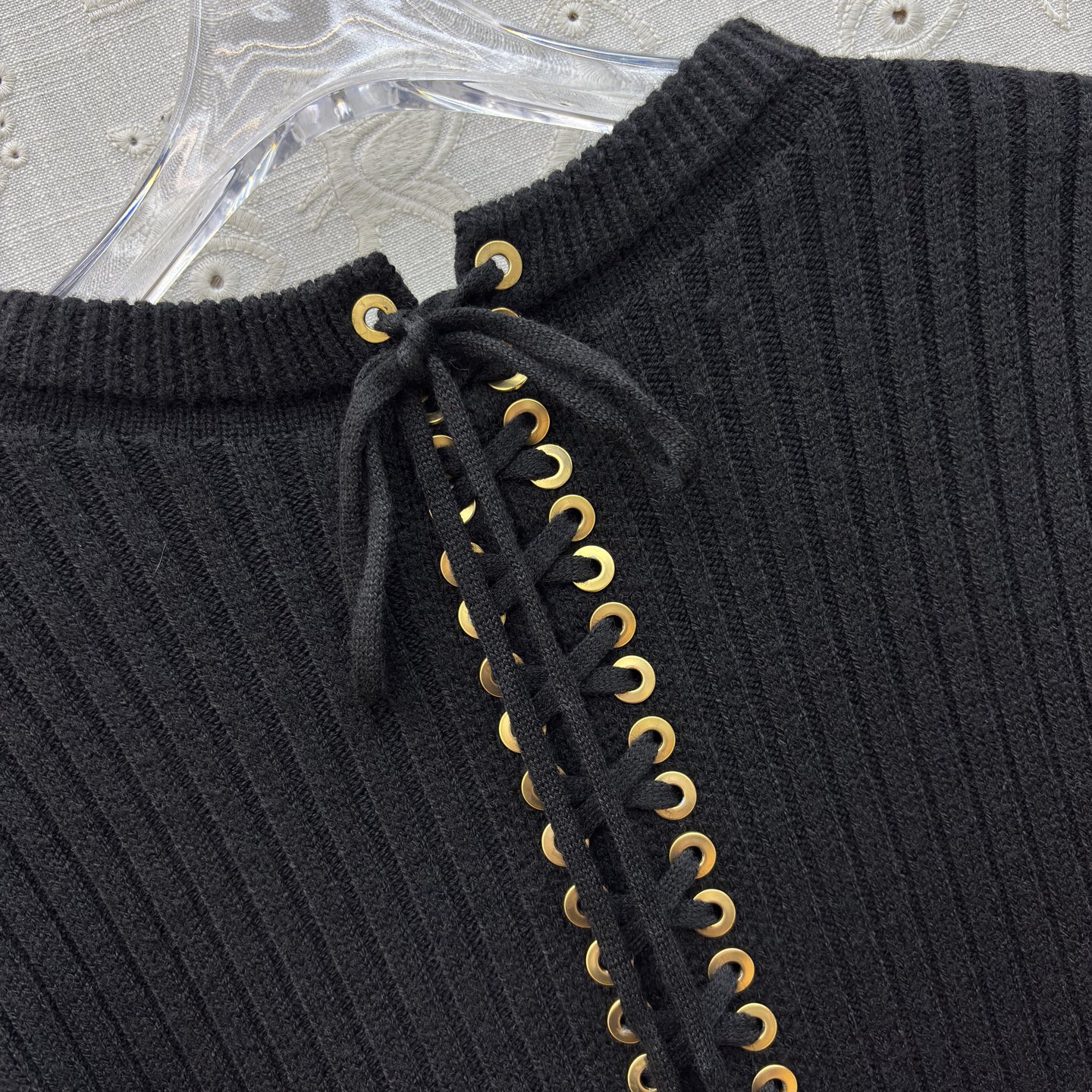 Sch 25秋冬 坑条毛衣 后背金属系带设计暗藏小心机 复古色调显白又高级 绑带细节让简约款瞬间时髦 秋