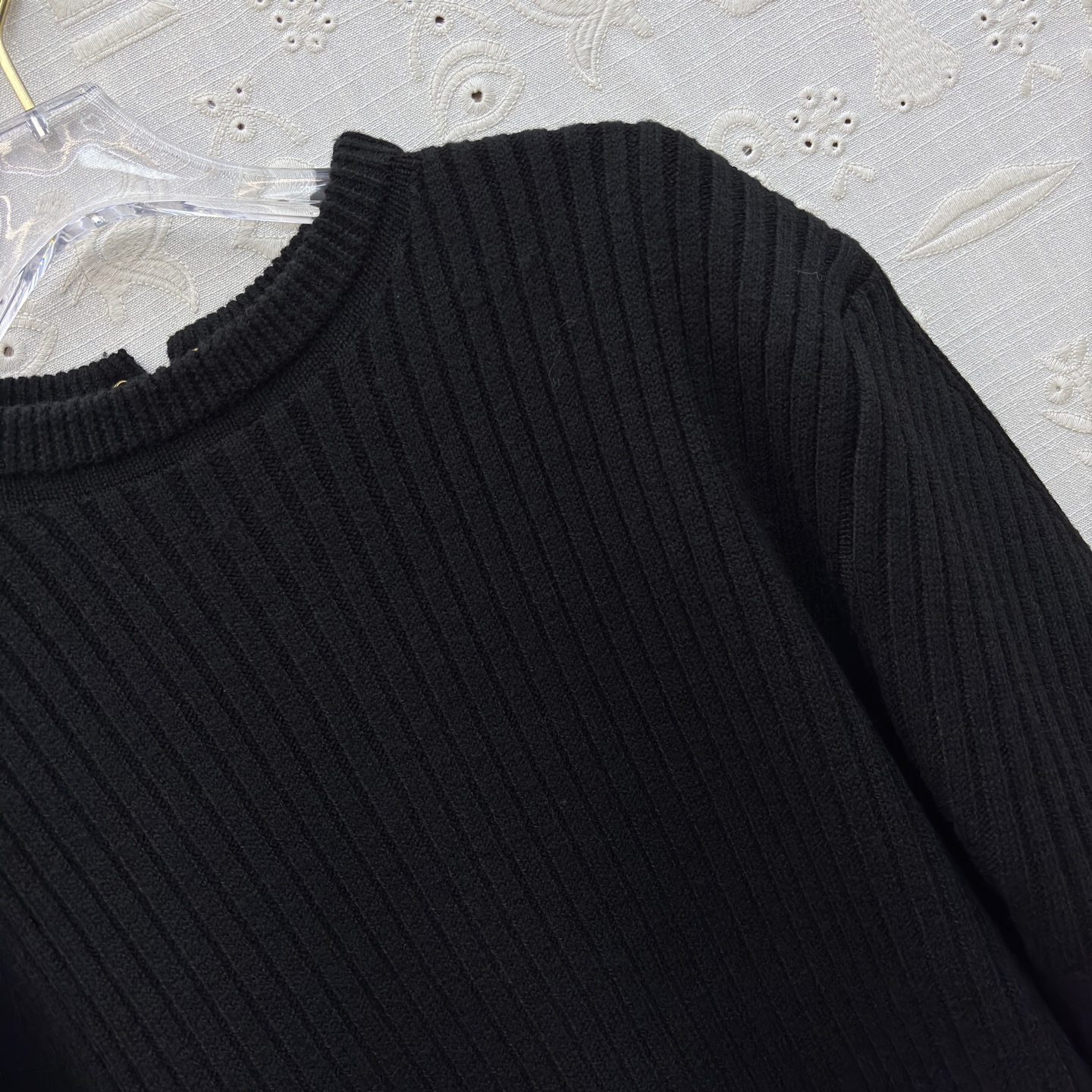 Sch 25秋冬 坑条毛衣 后背金属系带设计暗藏小心机 复古色调显白又高级 绑带细节让简约款瞬间时髦 秋