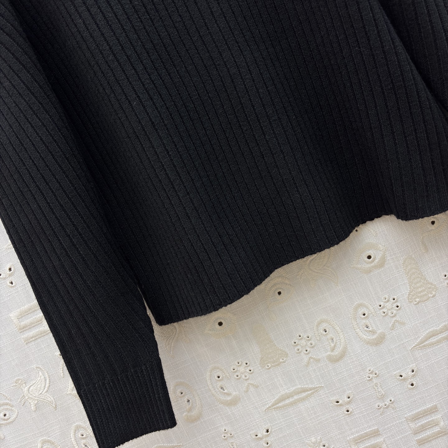 Sch 25秋冬 坑条毛衣 后背金属系带设计暗藏小心机 复古色调显白又高级 绑带细节让简约款瞬间时髦 秋