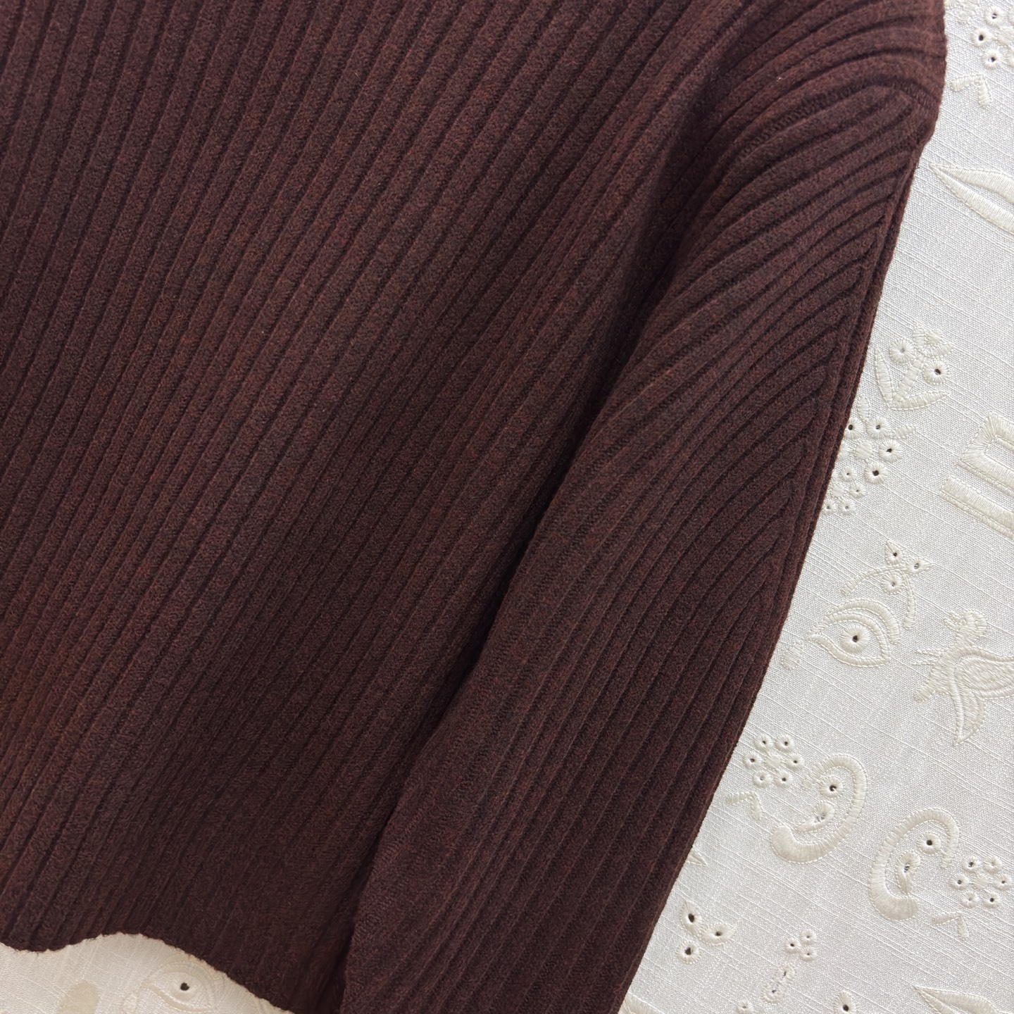 Sch 25秋冬 坑条毛衣 后背金属系带设计暗藏小心机 复古色调显白又高级 绑带细节让简约款瞬间时髦 秋