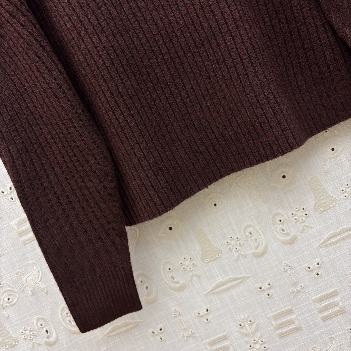 Sch 25秋冬 坑条毛衣 后背金属系带设计暗藏小心机 复古色调显白又高级 绑带细节让简约款瞬间时髦 秋