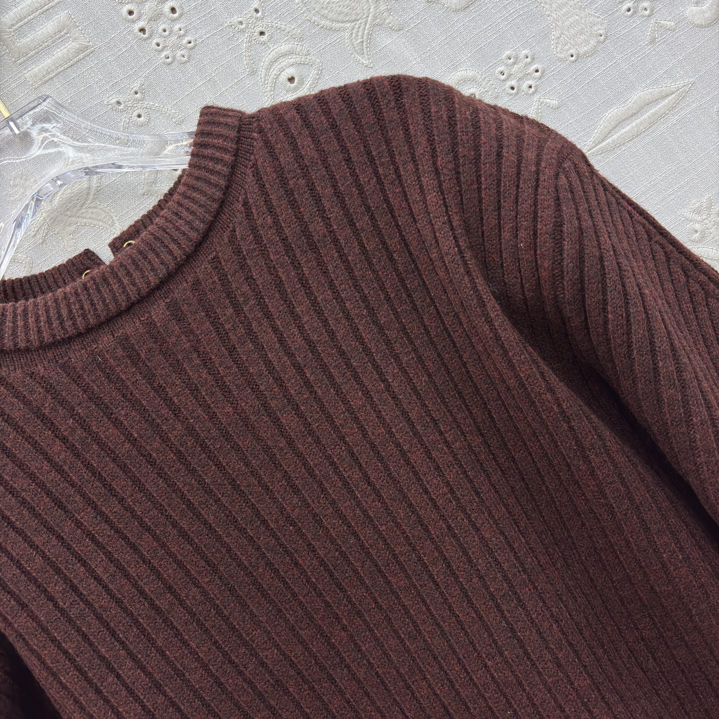 Sch 25秋冬 坑条毛衣 后背金属系带设计暗藏小心机 复古色调显白又高级 绑带细节让简约款瞬间时髦 秋