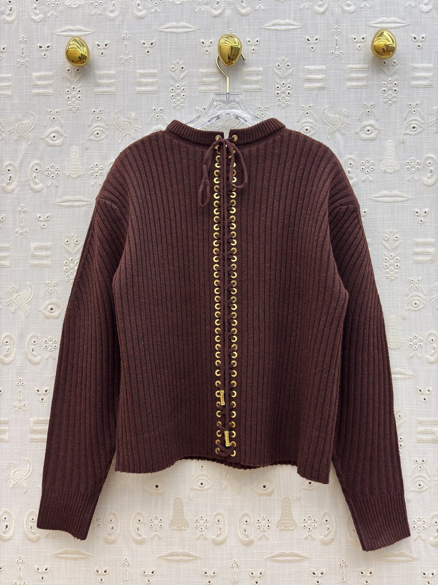 Sch 25秋冬 坑条毛衣 后背金属系带设计暗藏小心机 复古色调显白又高级 绑带细节让简约款瞬间时髦 秋