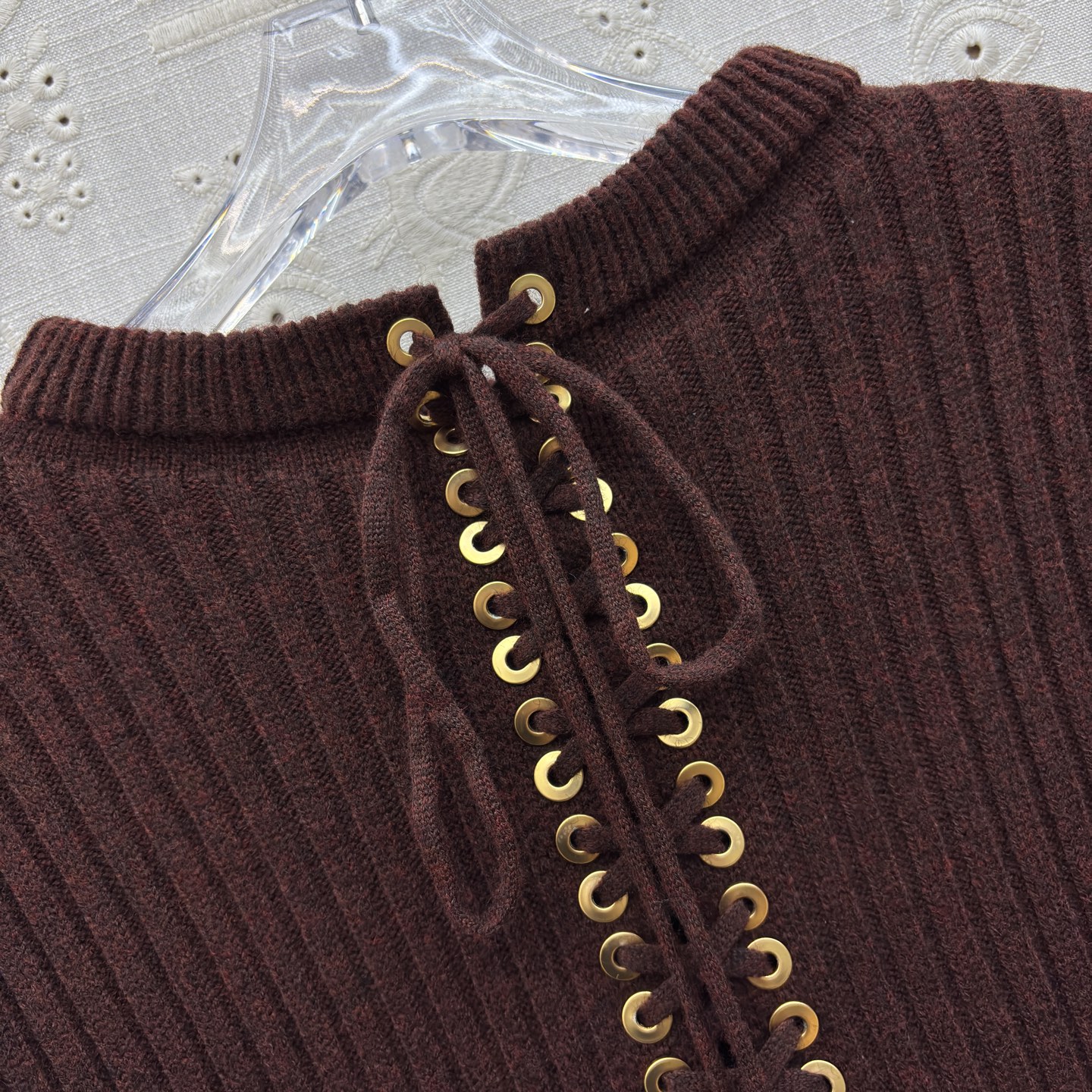 Sch 25秋冬 坑条毛衣 后背金属系带设计暗藏小心机 复古色调显白又高级 绑带细节让简约款瞬间时髦 秋