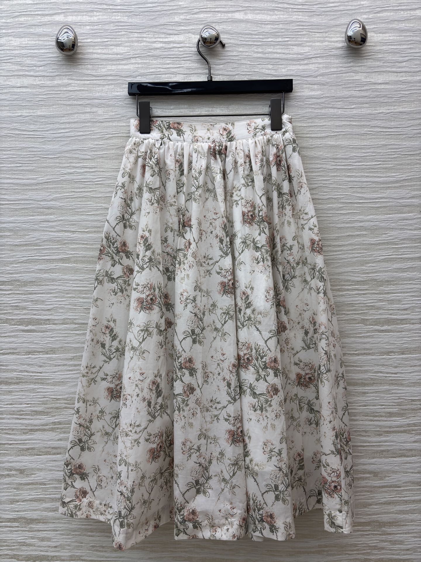 D家 碎花衬衫➕半裙 太会拿捏春日氛围了！搭配同系列半裙 松弛又显气质 清新又不艳俗 甜而不腻的活泼感直