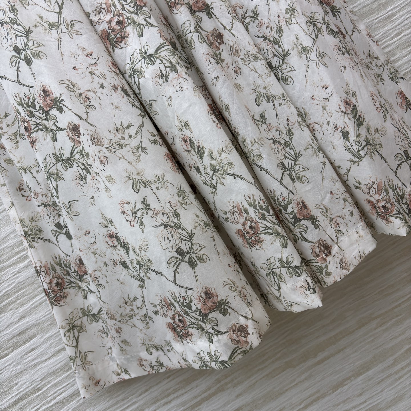 D家 碎花衬衫➕半裙 太会拿捏春日氛围了！搭配同系列半裙 松弛又显气质 清新又不艳俗 甜而不腻的活泼感直