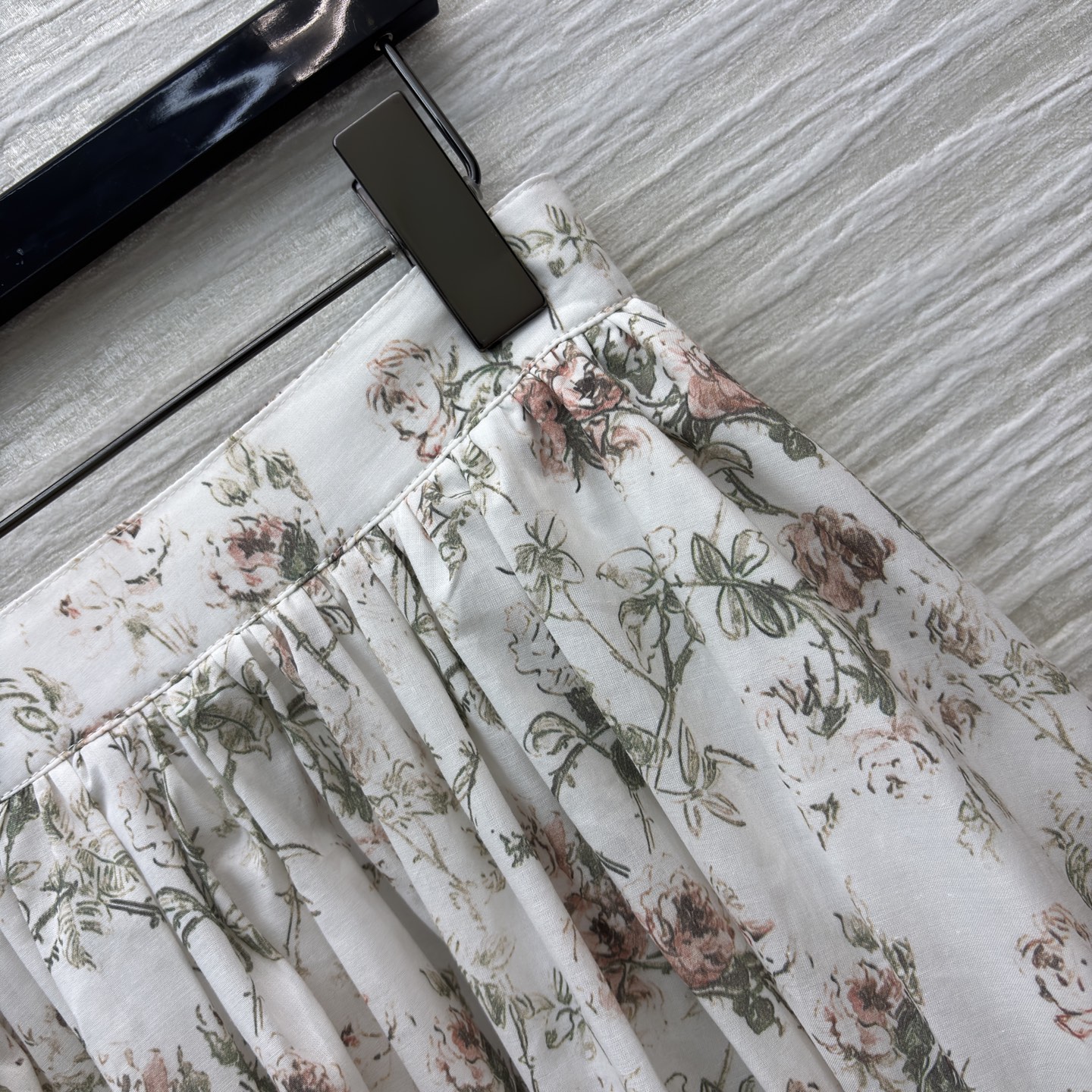 D家 碎花衬衫➕半裙 太会拿捏春日氛围了！搭配同系列半裙 松弛又显气质 清新又不艳俗 甜而不腻的活泼感直