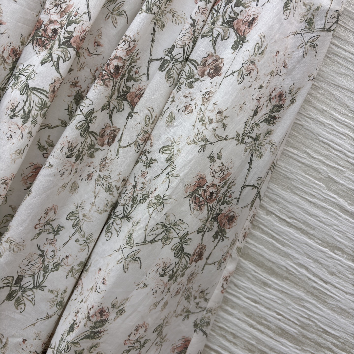 D家 碎花衬衫➕半裙 太会拿捏春日氛围了！搭配同系列半裙 松弛又显气质 清新又不艳俗 甜而不腻的活泼感直