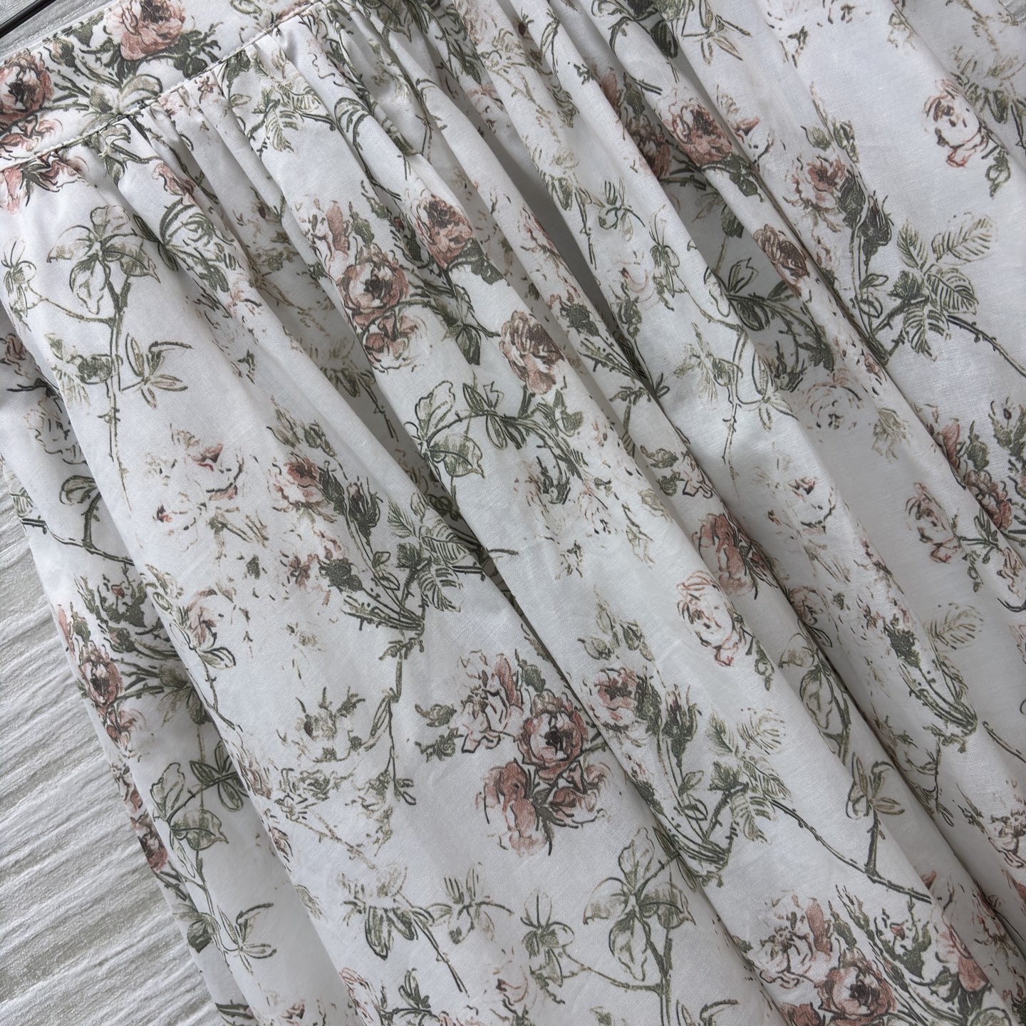 D家 碎花衬衫➕半裙 太会拿捏春日氛围了！搭配同系列半裙 松弛又显气质 清新又不艳俗 甜而不腻的活泼感直