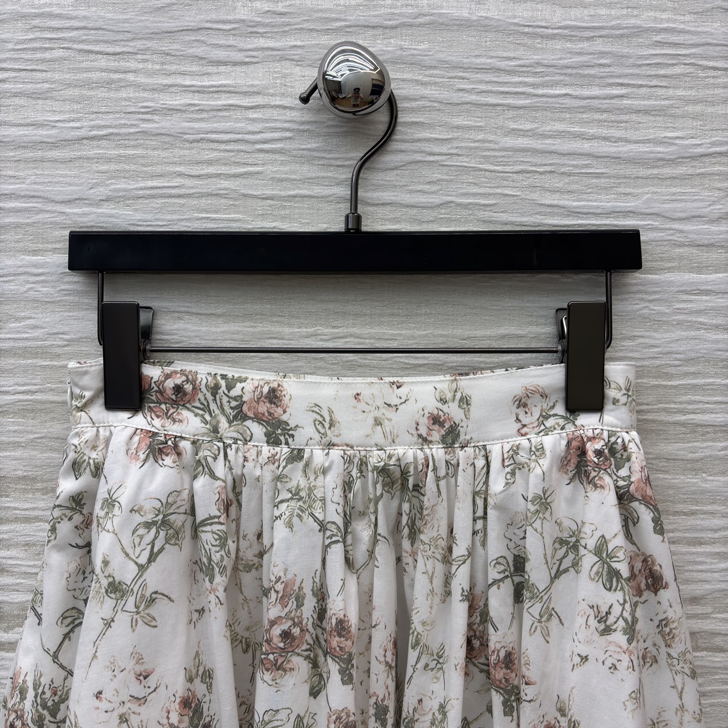 D家 碎花衬衫➕半裙 太会拿捏春日氛围了！搭配同系列半裙 松弛又显气质 清新又不艳俗 甜而不腻的活泼感直