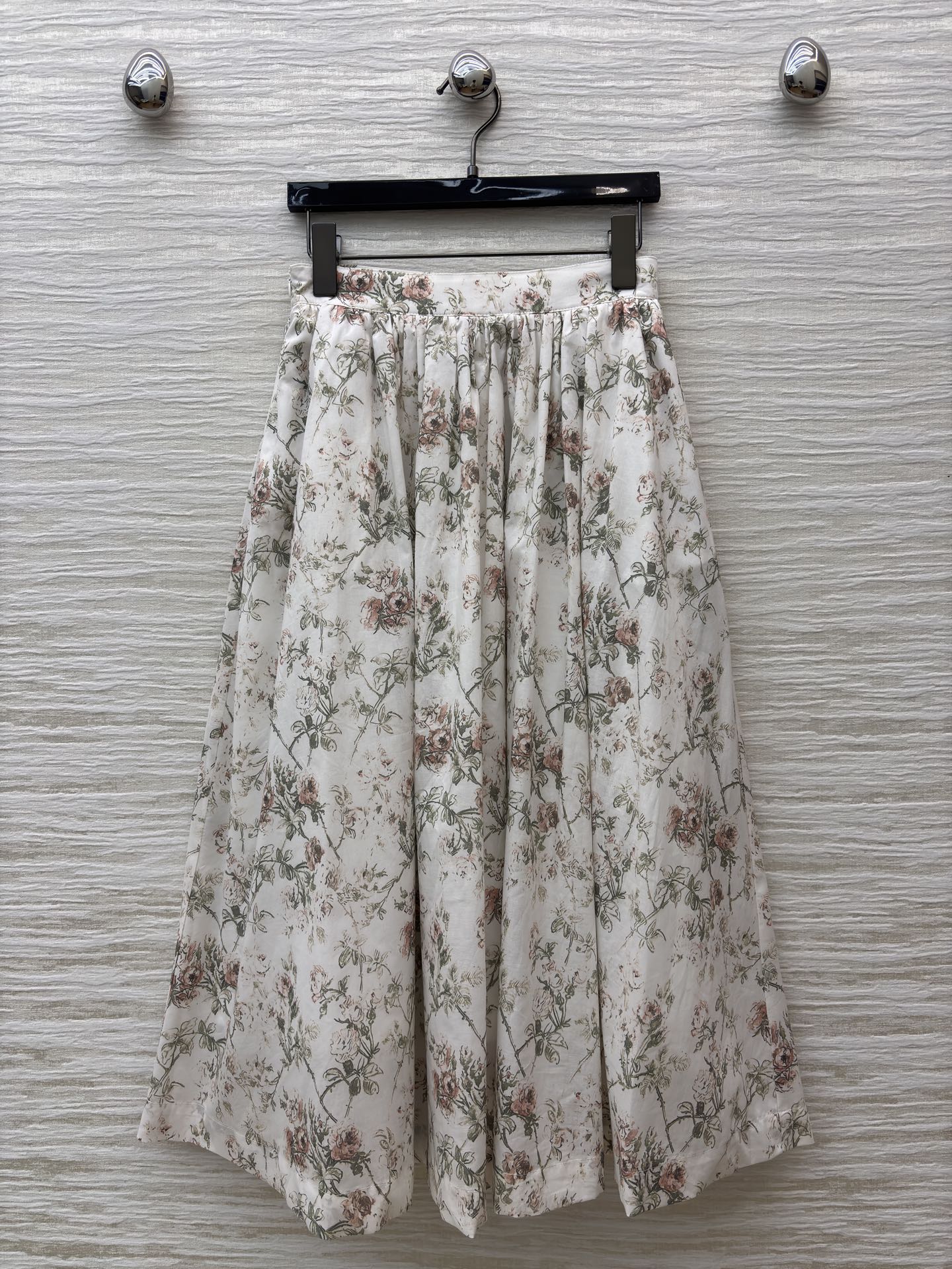 D家 碎花衬衫➕半裙 太会拿捏春日氛围了！搭配同系列半裙 松弛又显气质 清新又不艳俗 甜而不腻的活泼感直