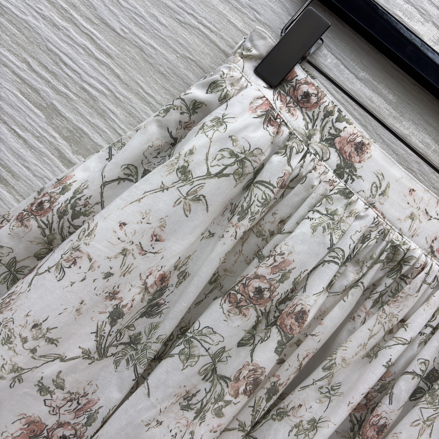 D家 碎花衬衫➕半裙 太会拿捏春日氛围了！搭配同系列半裙 松弛又显气质 清新又不艳俗 甜而不腻的活泼感直