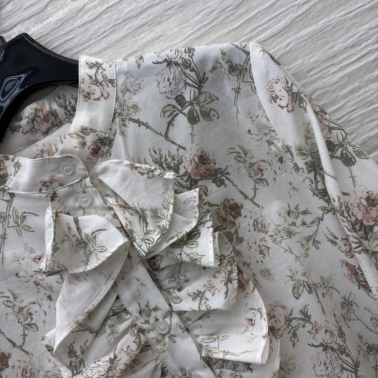 D家 碎花衬衫➕半裙 太会拿捏春日氛围了！搭配同系列半裙 松弛又显气质 清新又不艳俗 甜而不腻的活泼感直