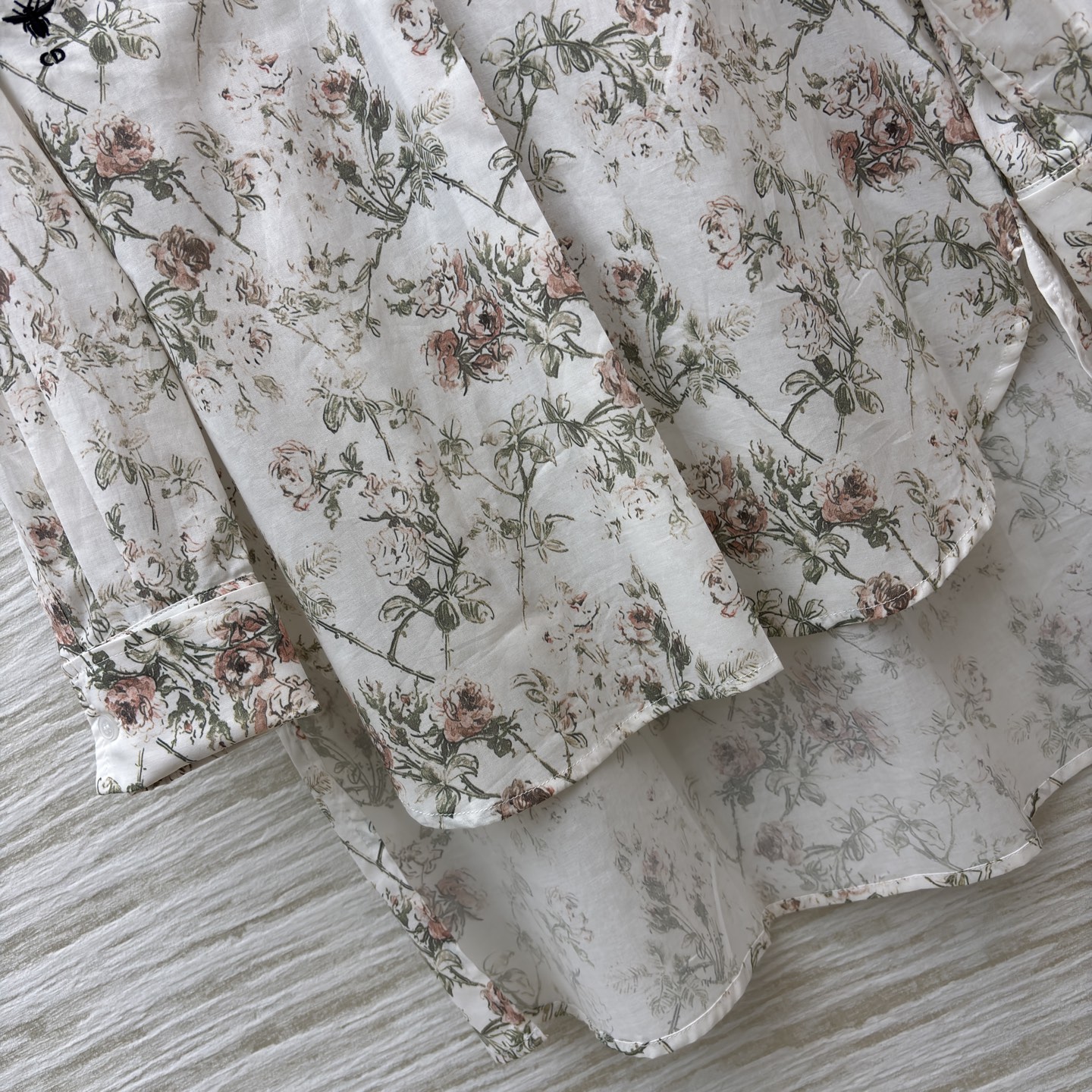 D家 碎花衬衫➕半裙 太会拿捏春日氛围了！搭配同系列半裙 松弛又显气质 清新又不艳俗 甜而不腻的活泼感直