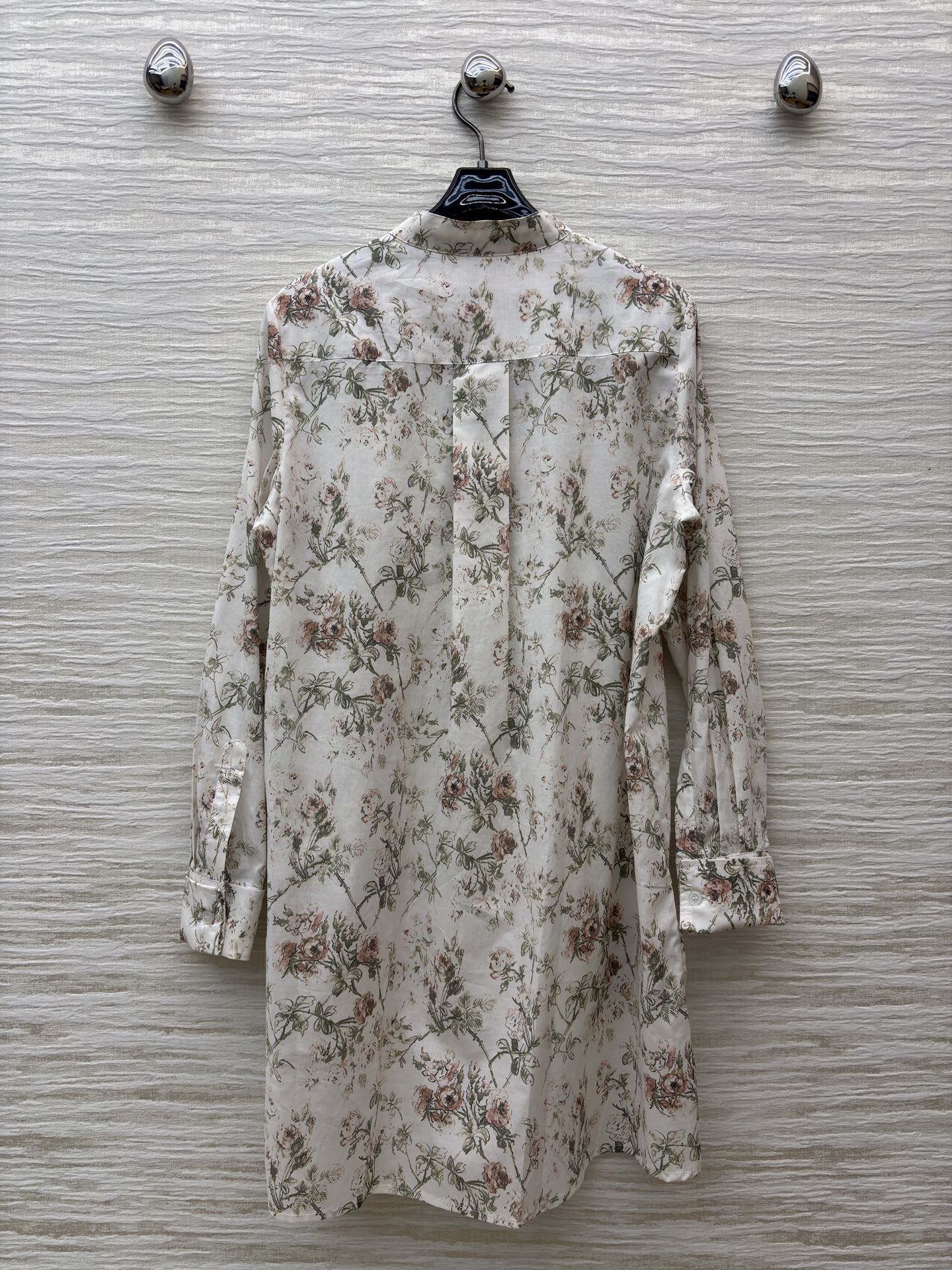 D家 碎花衬衫➕半裙 太会拿捏春日氛围了！搭配同系列半裙 松弛又显气质 清新又不艳俗 甜而不腻的活泼感直