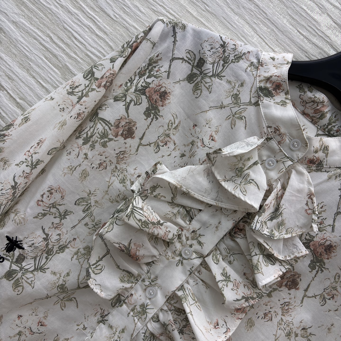 D家 碎花衬衫➕半裙 太会拿捏春日氛围了！搭配同系列半裙 松弛又显气质 清新又不艳俗 甜而不腻的活泼感直