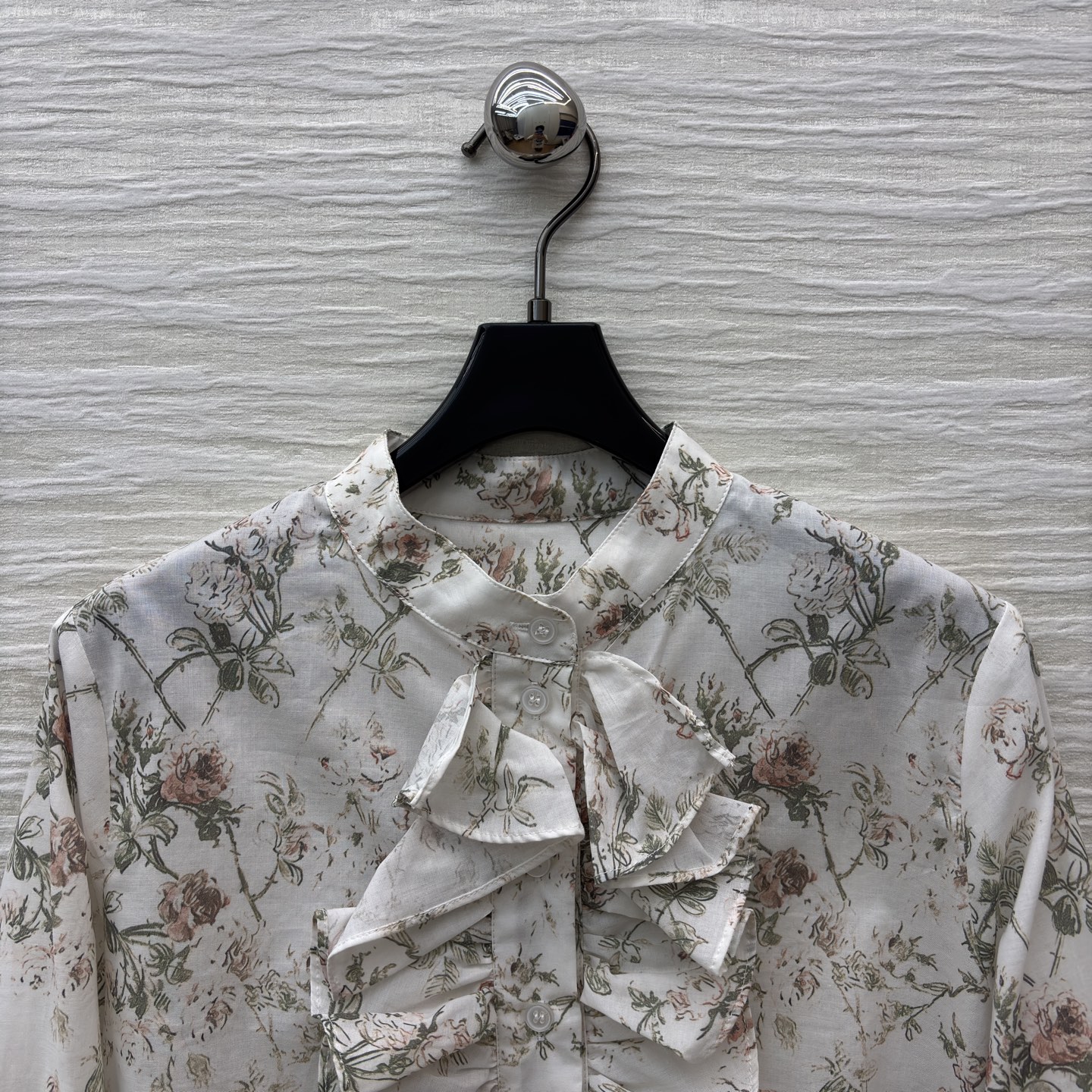 D家 碎花衬衫➕半裙 太会拿捏春日氛围了！搭配同系列半裙 松弛又显气质 清新又不艳俗 甜而不腻的活泼感直