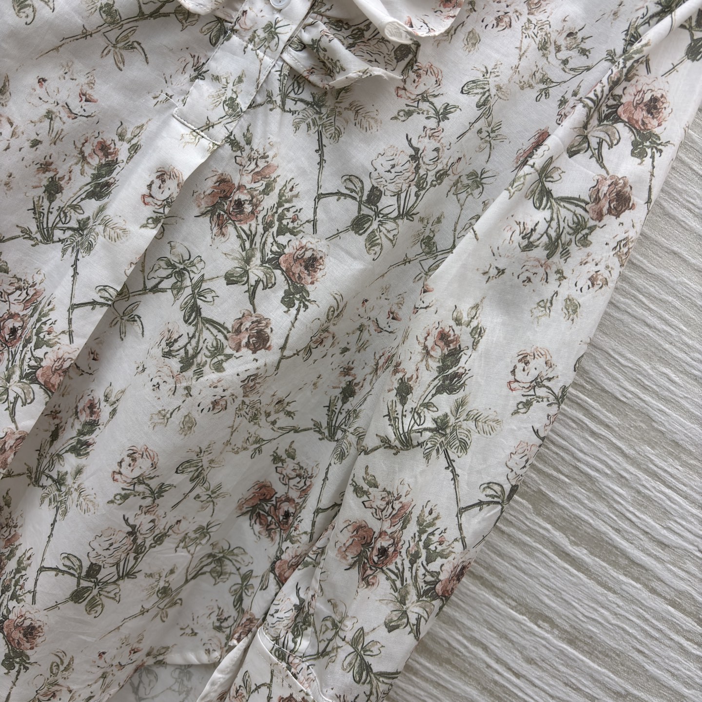 D家 碎花衬衫➕半裙 太会拿捏春日氛围了！搭配同系列半裙 松弛又显气质 清新又不艳俗 甜而不腻的活泼感直