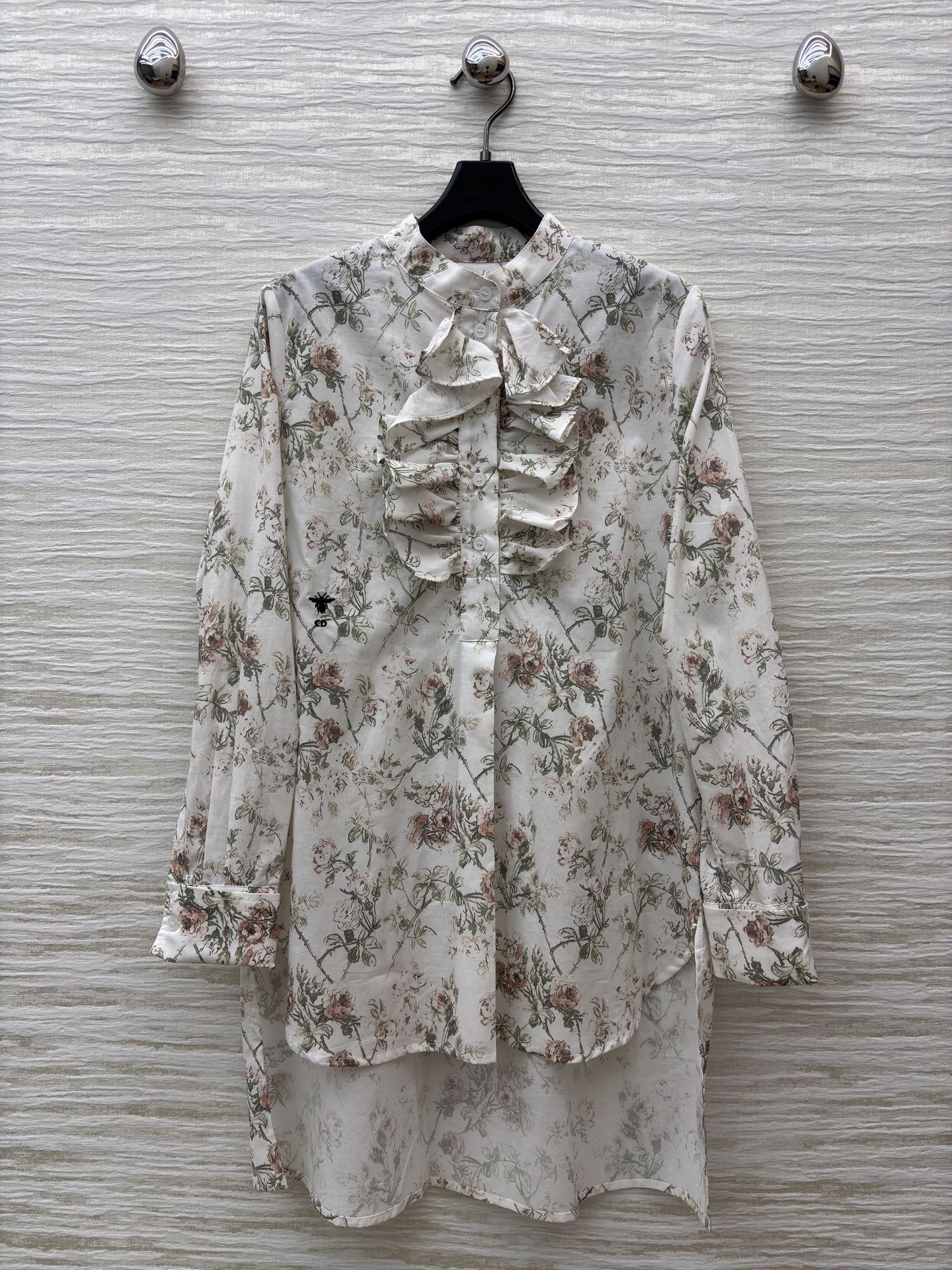 D家 碎花衬衫➕半裙 太会拿捏春日氛围了！搭配同系列半裙 松弛又显气质 清新又不艳俗 甜而不腻的活泼感直